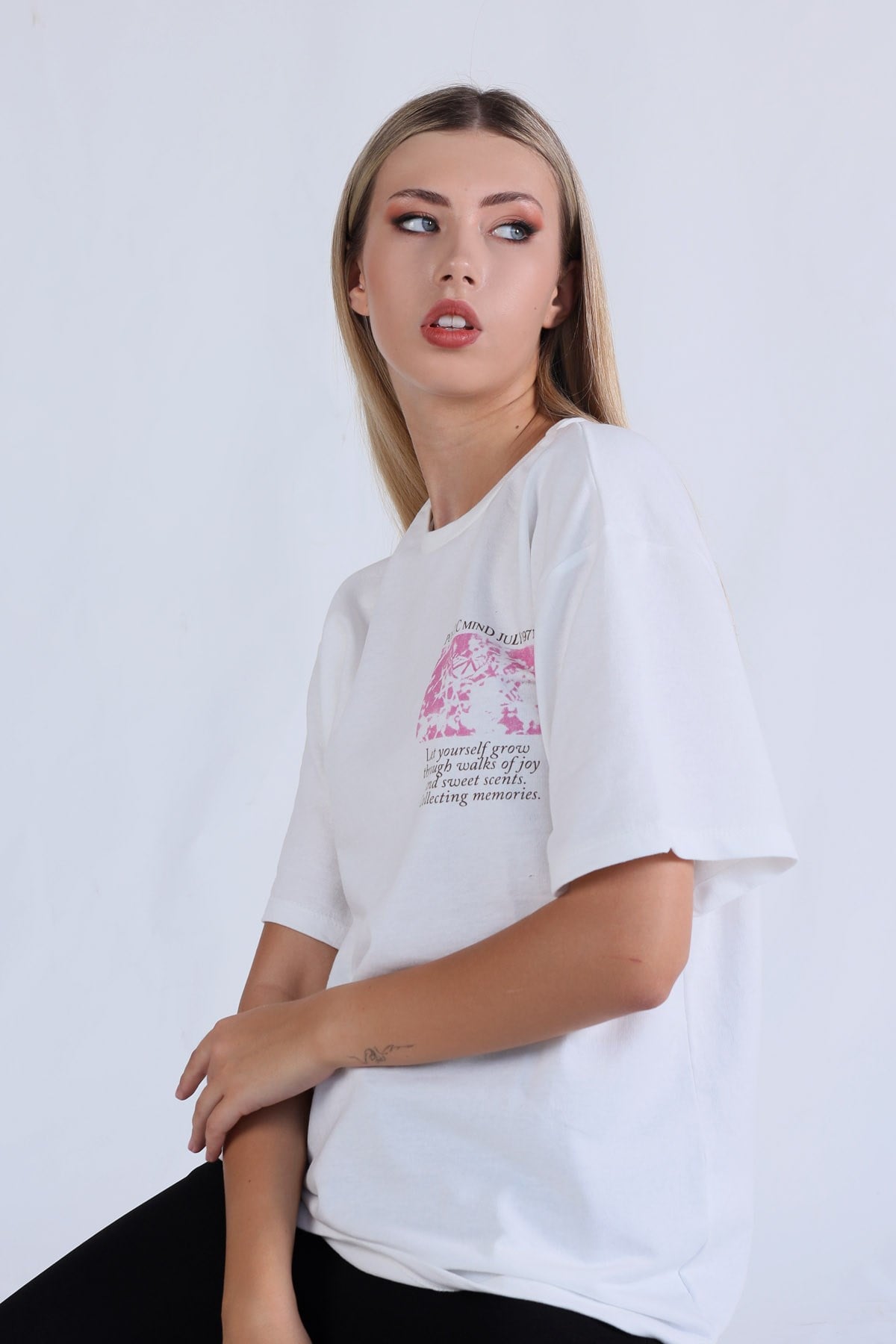 Ekru Kelebek Görsel Tişört 9377