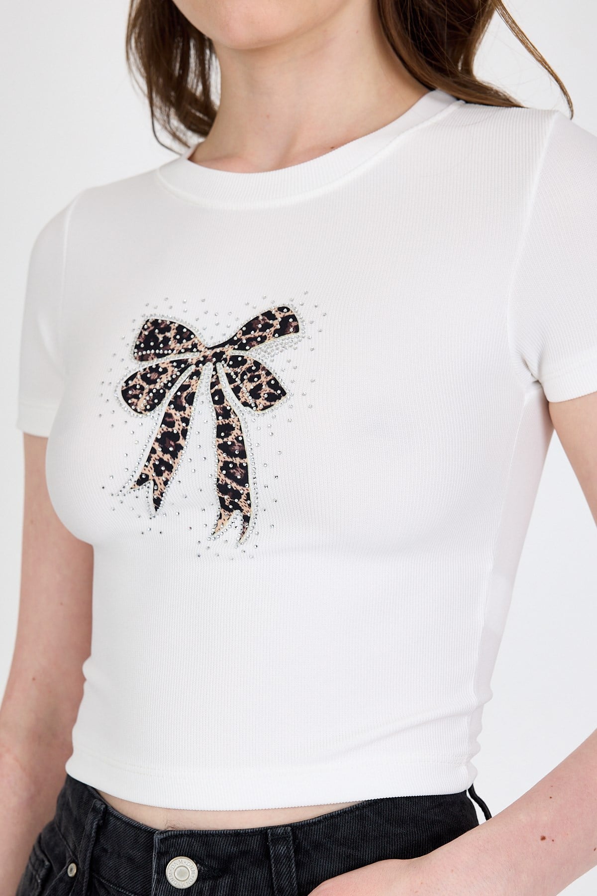 Ekru Leopar Fiyonk Baskılı Taş Detaylı Slim Fit Crop Tişört 0549-1