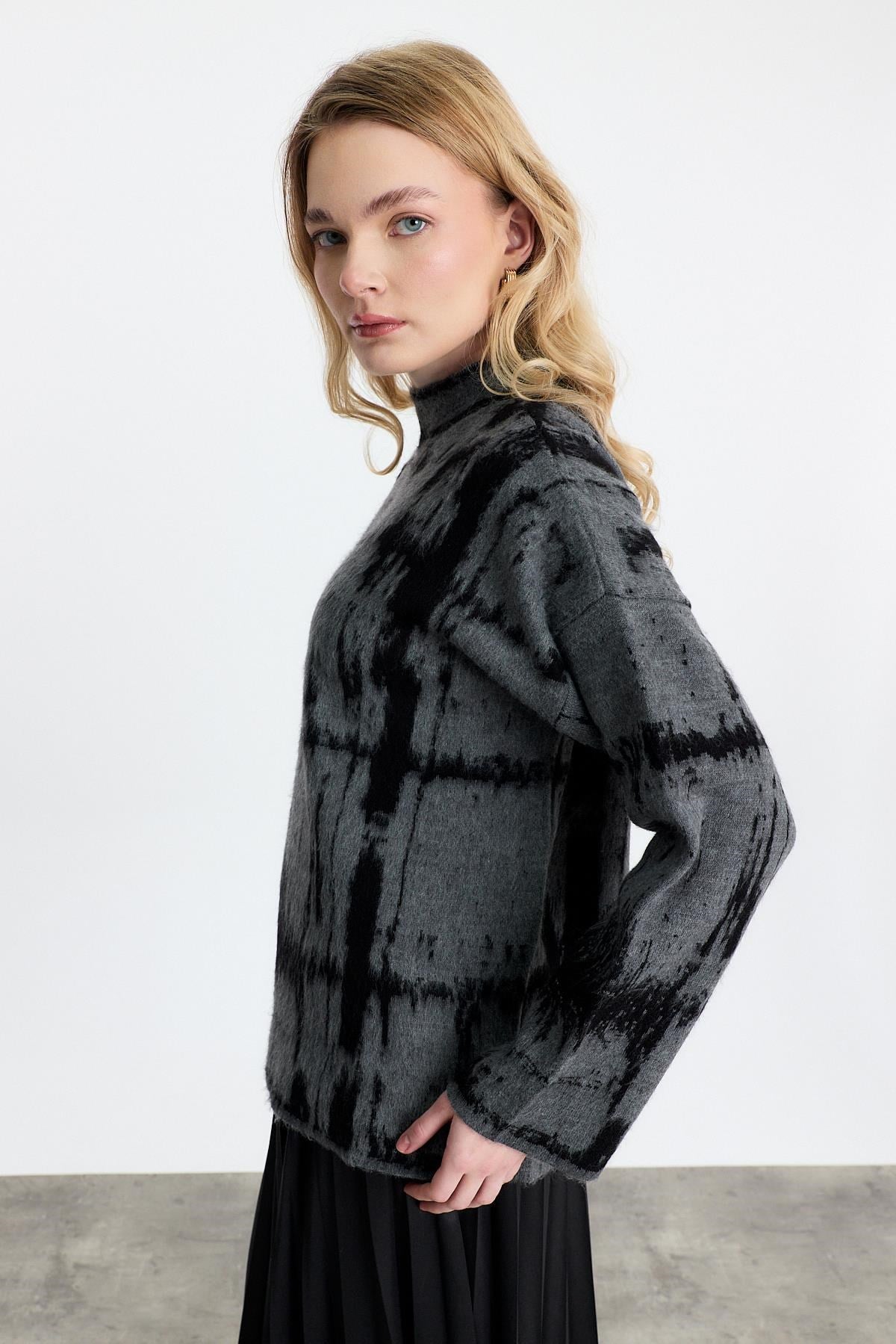 Füme-Siyah Yarım Boğaz Şardonlu Kazak 24378