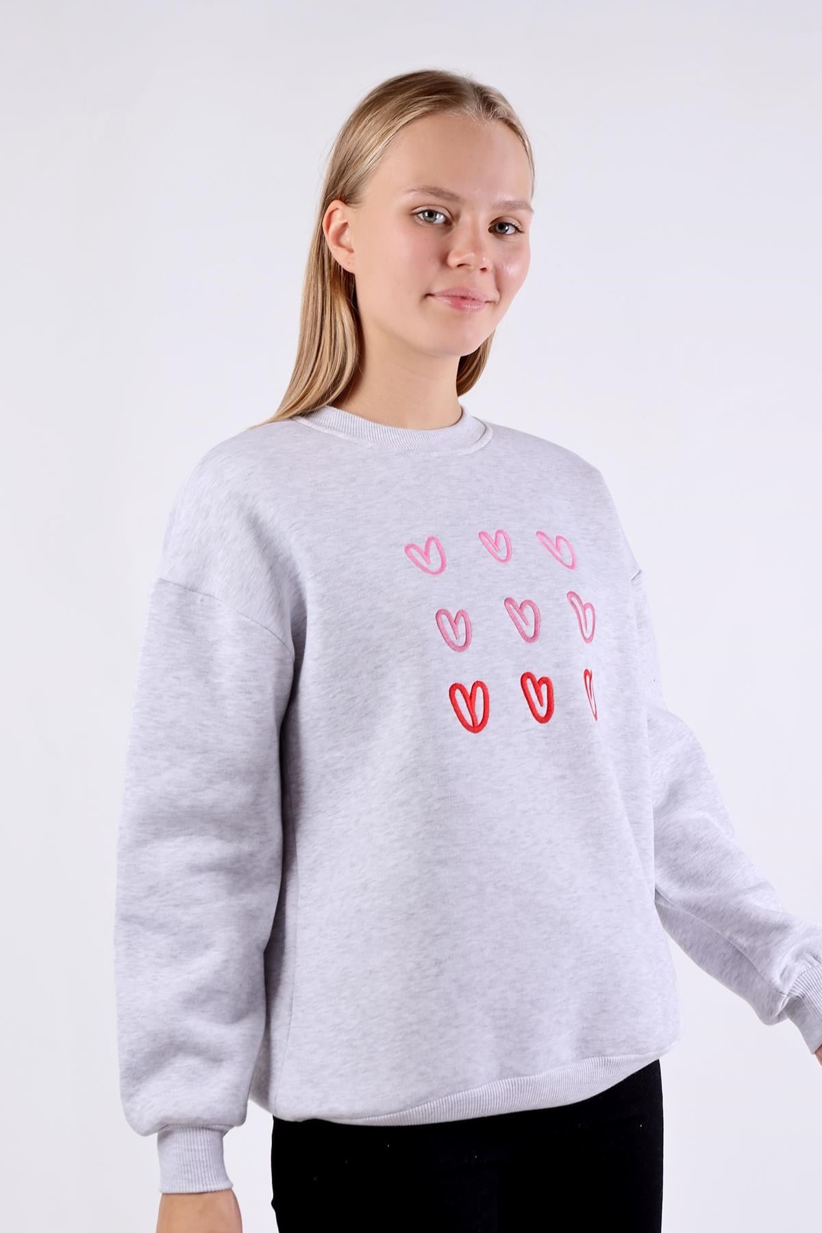 Gri Bisiklet Yaka Kalp Nakışlı Sweat 9175M