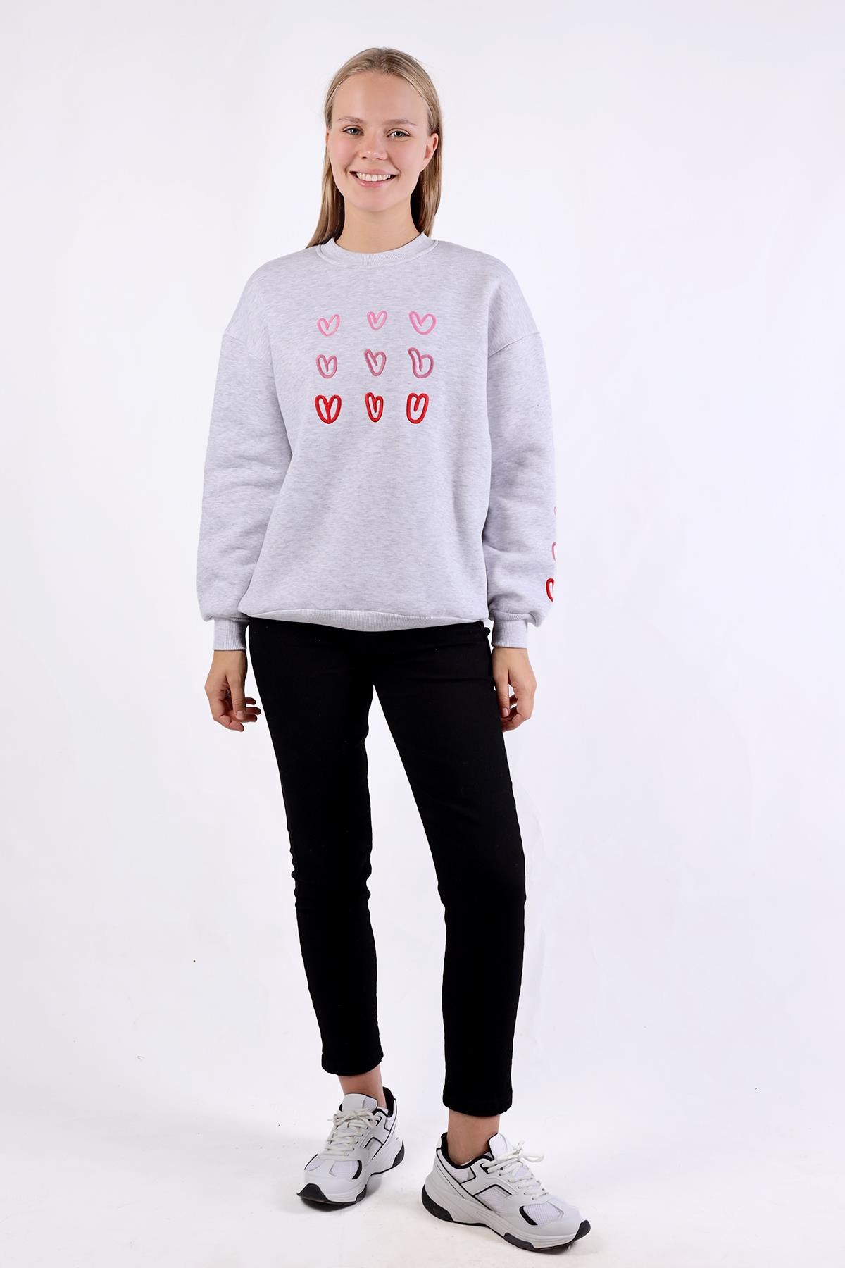 Gri Bisiklet Yaka Kalp Nakışlı Sweat 9175M