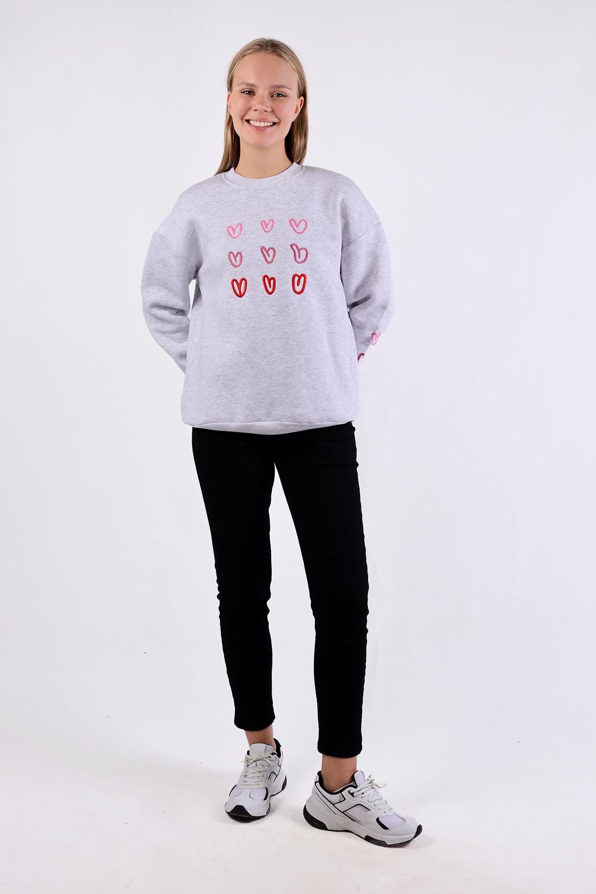 Gri Bisiklet Yaka Kalp Nakışlı Sweat 9175M