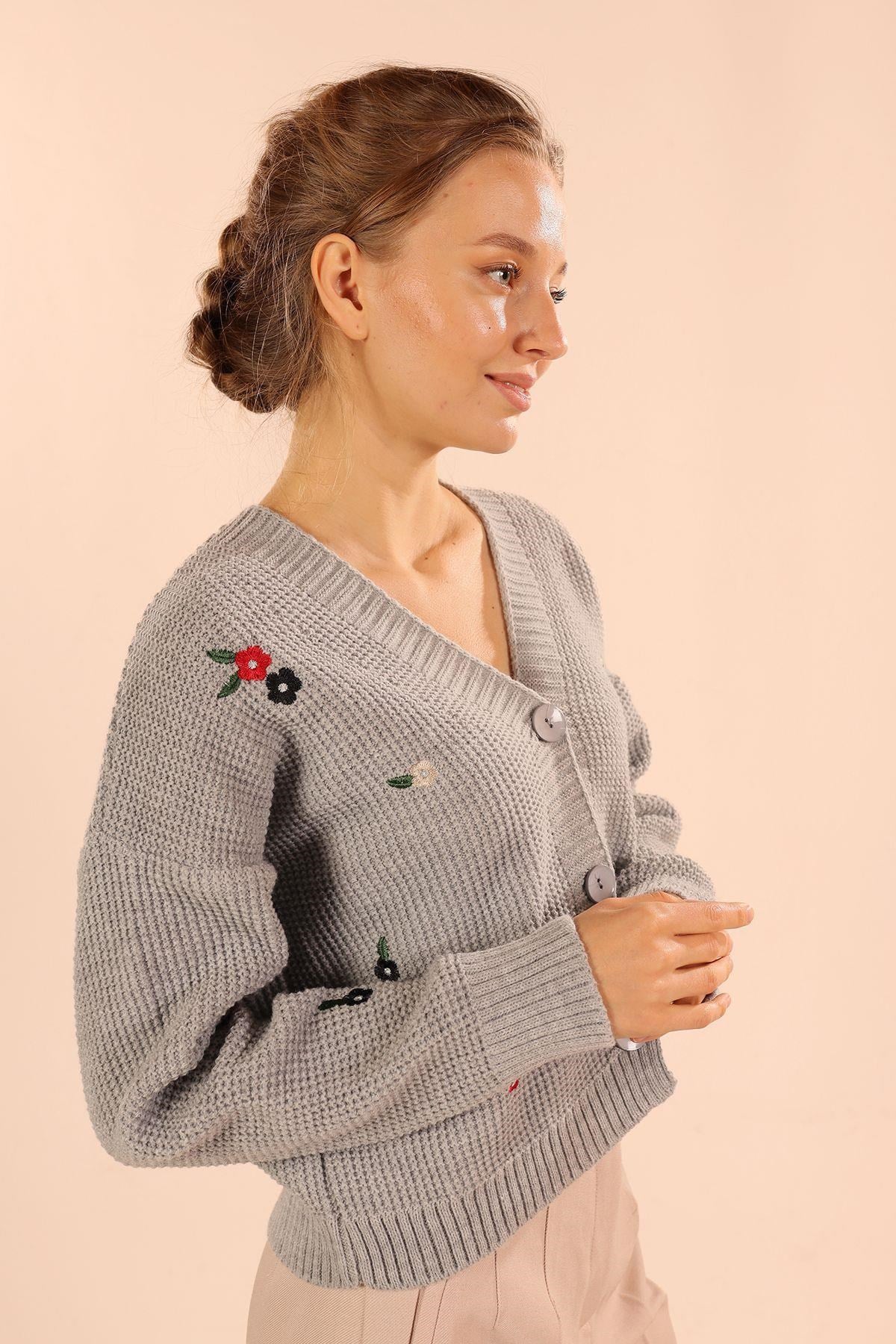 Gri Çiçekli Kısa Hırka 384