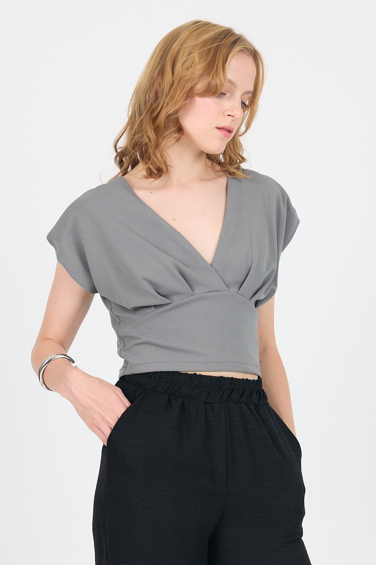 Gri Vatkalı V Yaka Kruvaze Crop Bluz 4227