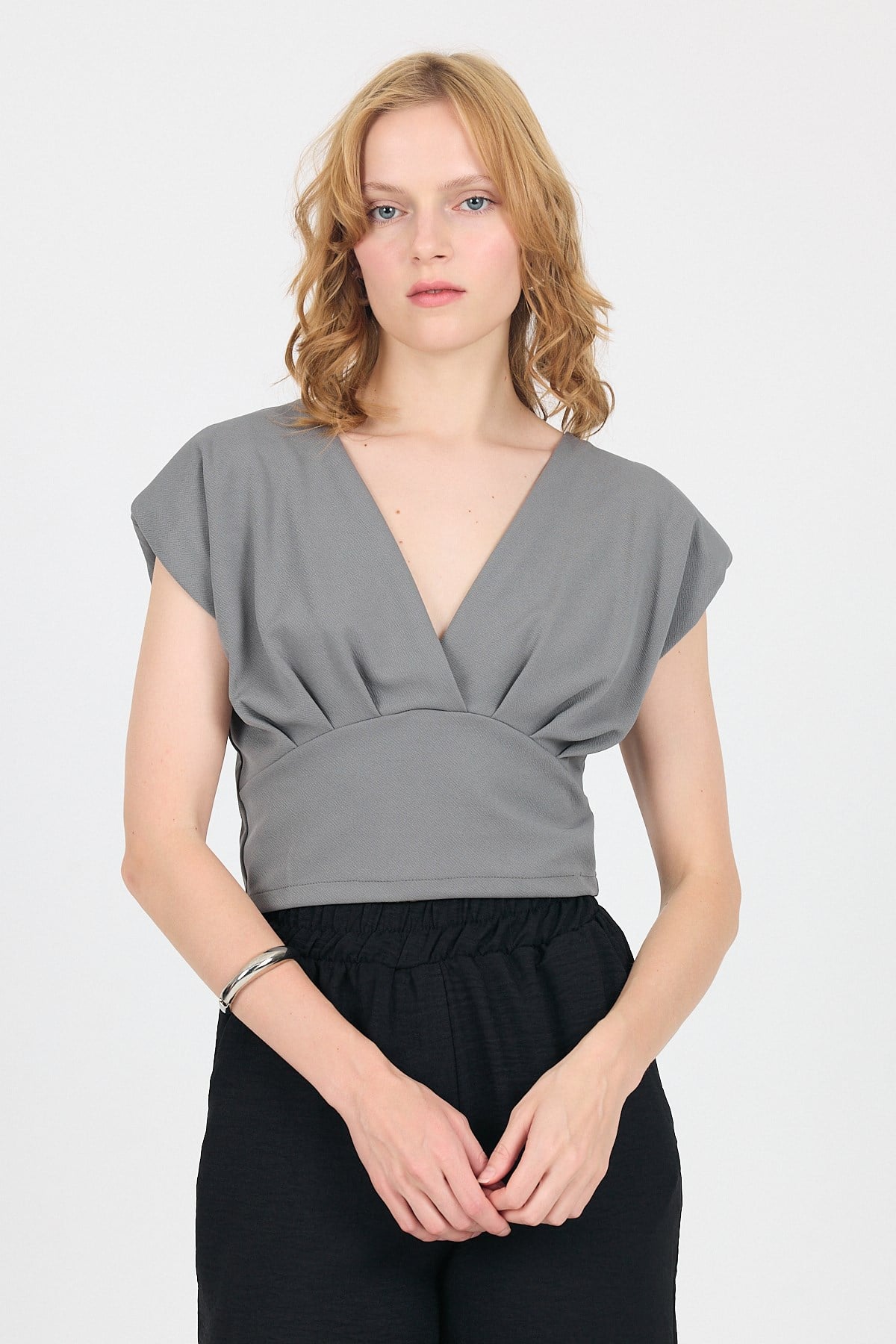 Gri Vatkalı V Yaka Kruvaze Crop Bluz 4227