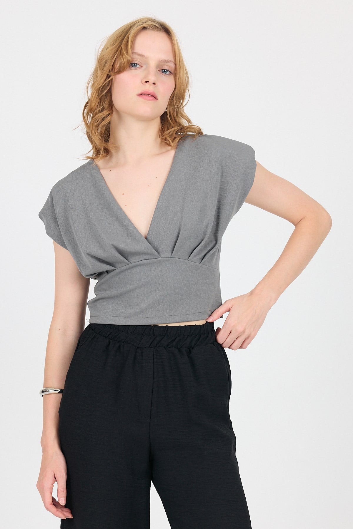 Gri Vatkalı V Yaka Kruvaze Crop Bluz 4227