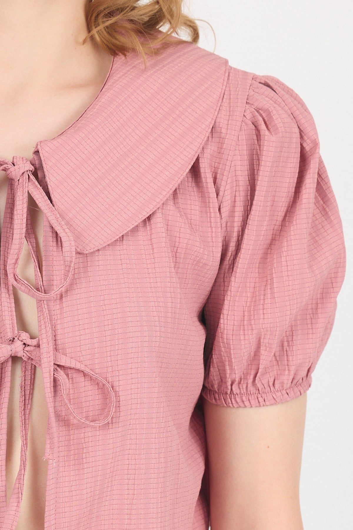 Gül Bağlama Detaylı Bebe Yaka Crop Bluz 8064
