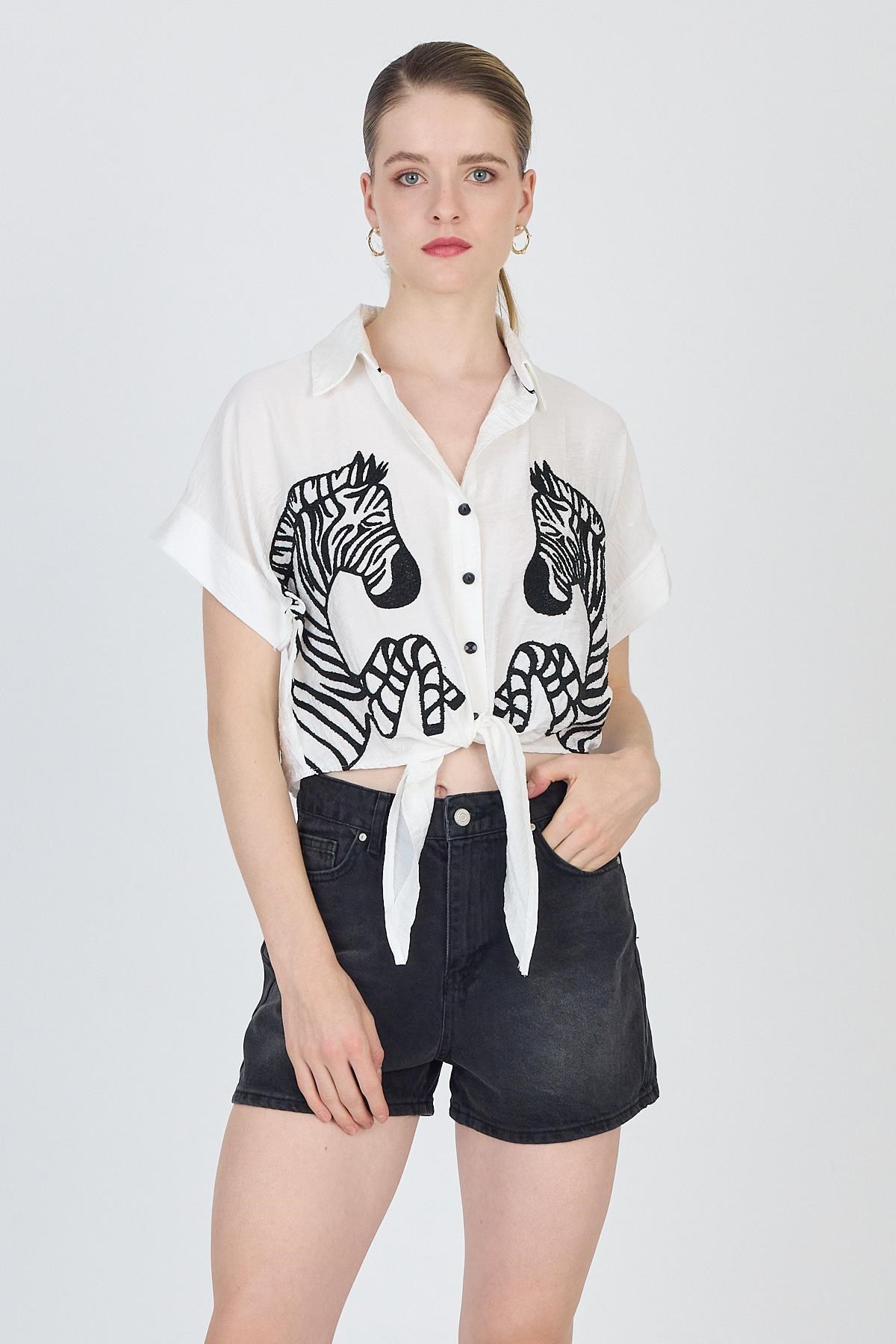 Kadın Gömlek-Beyaz Nakışlı Zebra Desenli Bağlamalı Crop Gömlek 2257-rulem