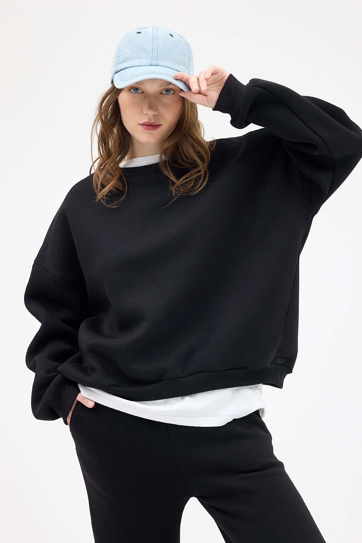 Kadın Pamuklu İçi Polarlı Oversize Yuvarlak Yakalı Siyah Sweatshirt 9152M