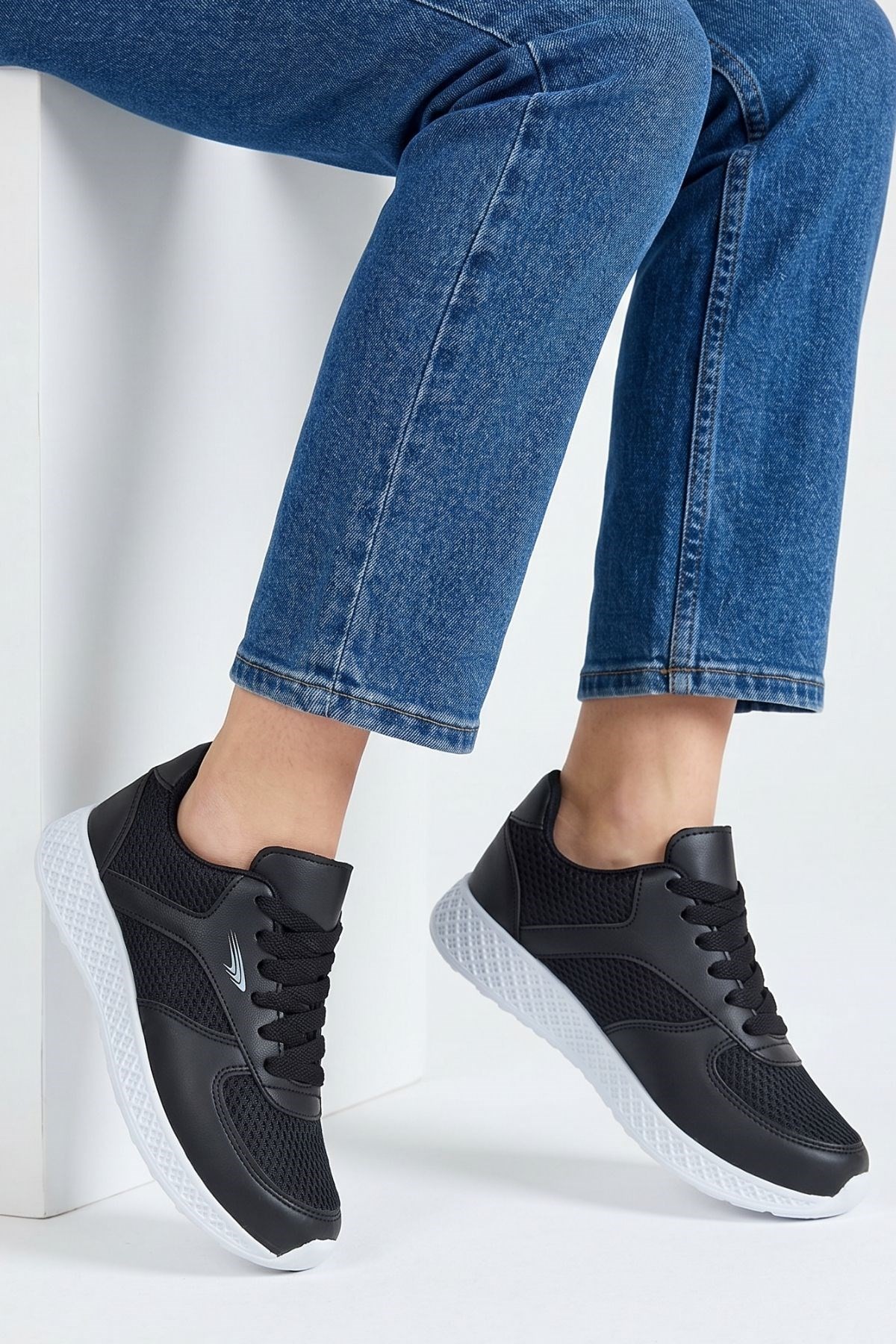 Kadın Spor Ayakkabı-Sneaker-Siyah File Detaylı Spor Ayakkabı 7027-rulem