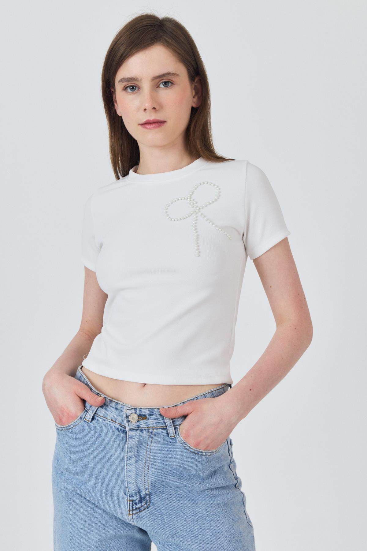 Kadın Tişört-Beyaz İnci Kurdele İşlemeli Crop Slim Fit Tişört 2229-rulem