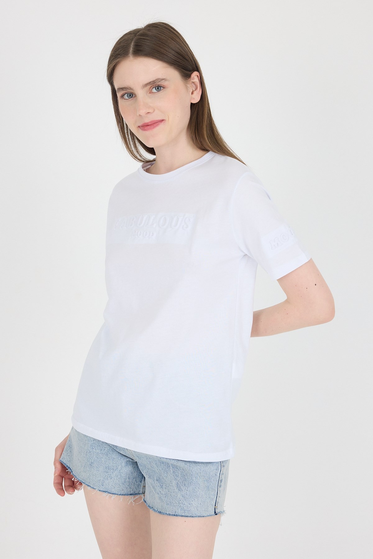 Kadın Tişört-Beyaz Kabartma Yazılı Relaxed Fit Tişört 25209-rulem