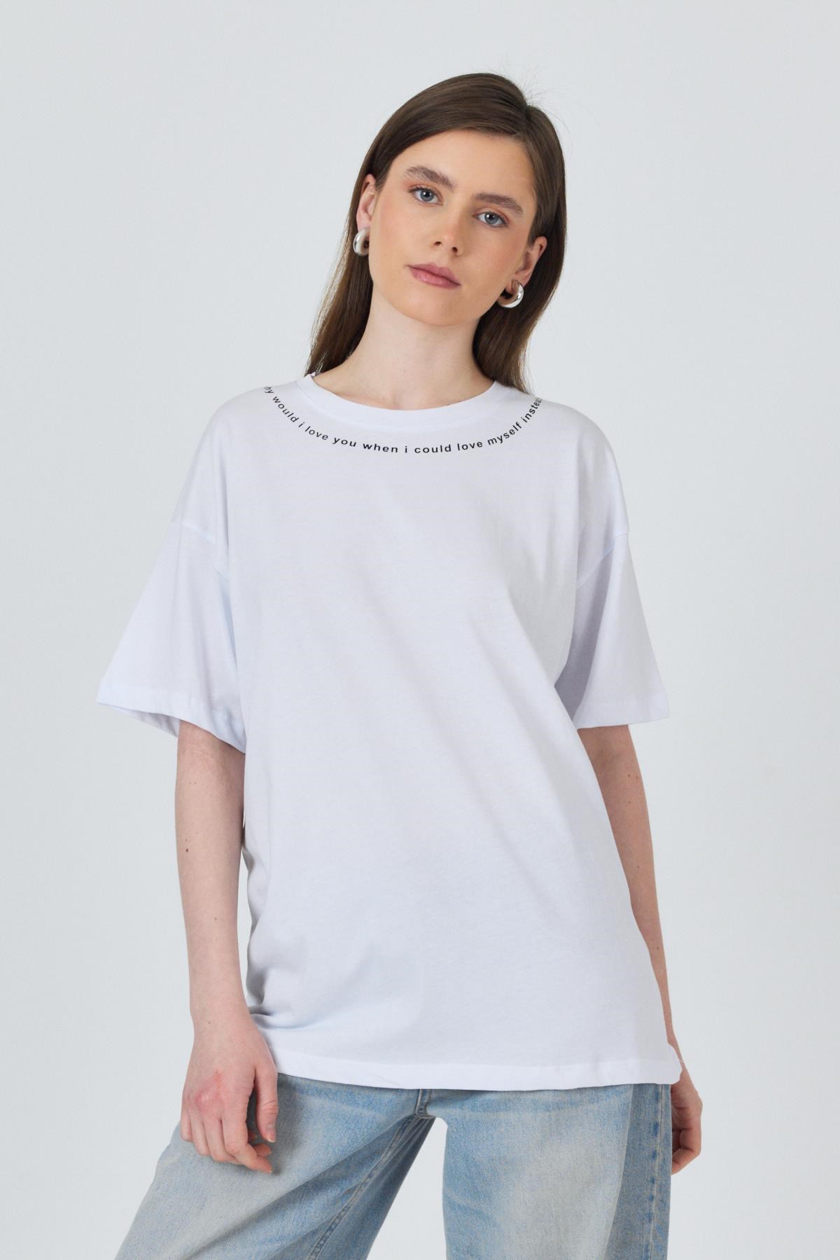 Kadın Tişört-Beyaz Yaka Yazı Baskılı Oversize Pamuklu Tişört 2150-34M-rulem