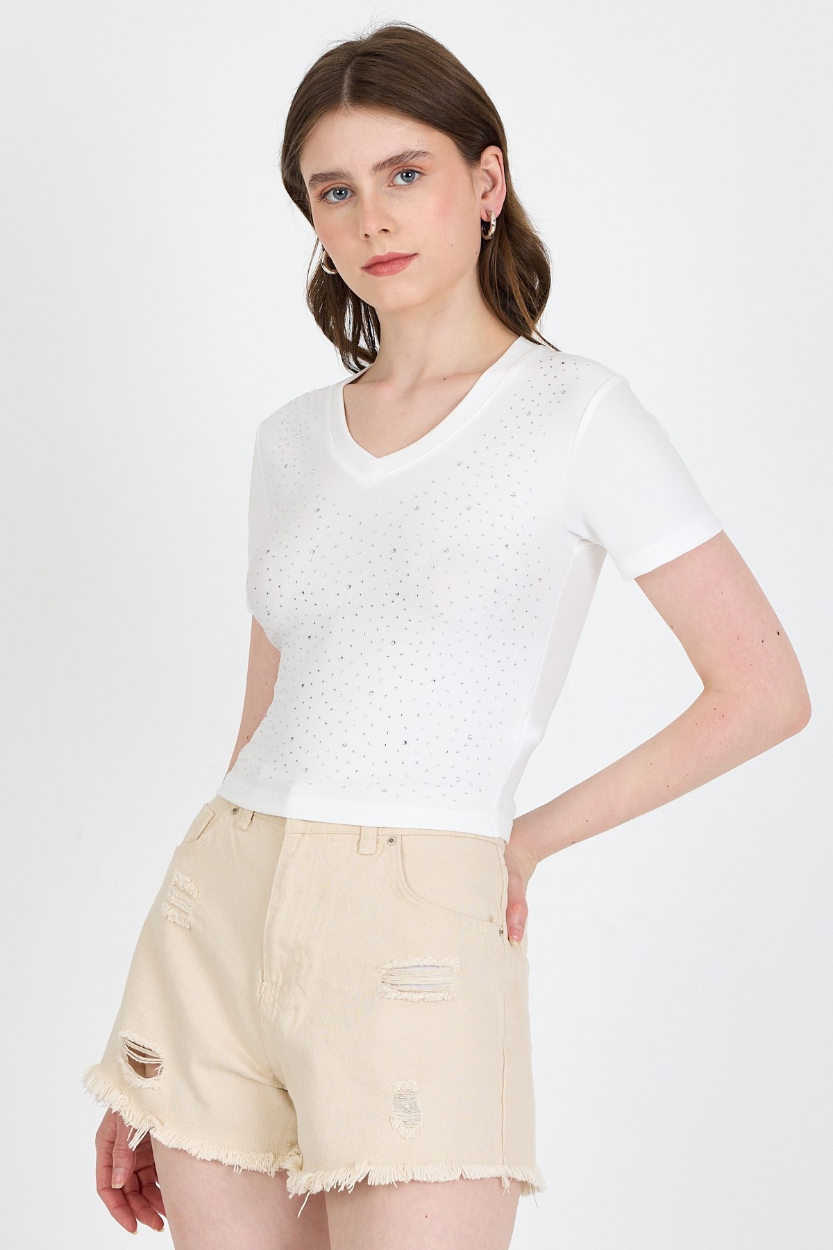 Kadın Tişört-Ekru Taş İşleme Detaylı V Yaka Slim Fit Tişört 0949-rulem
