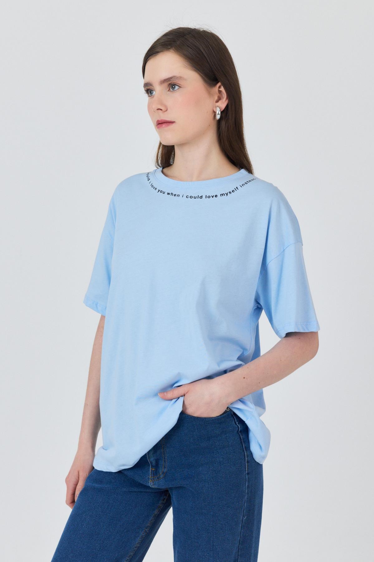 Kadın Tişört-Mavi Yaka Yazı Baskılı Oversize Pamuklu Tişört 2150-34M-rulem