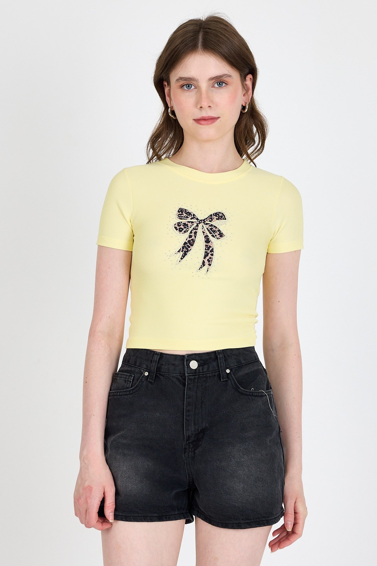 Kadın Tişört-Sarı Leopar Fiyonk Baskılı Taş Detaylı Slim Fit Crop Tişört 0549-1-rulem