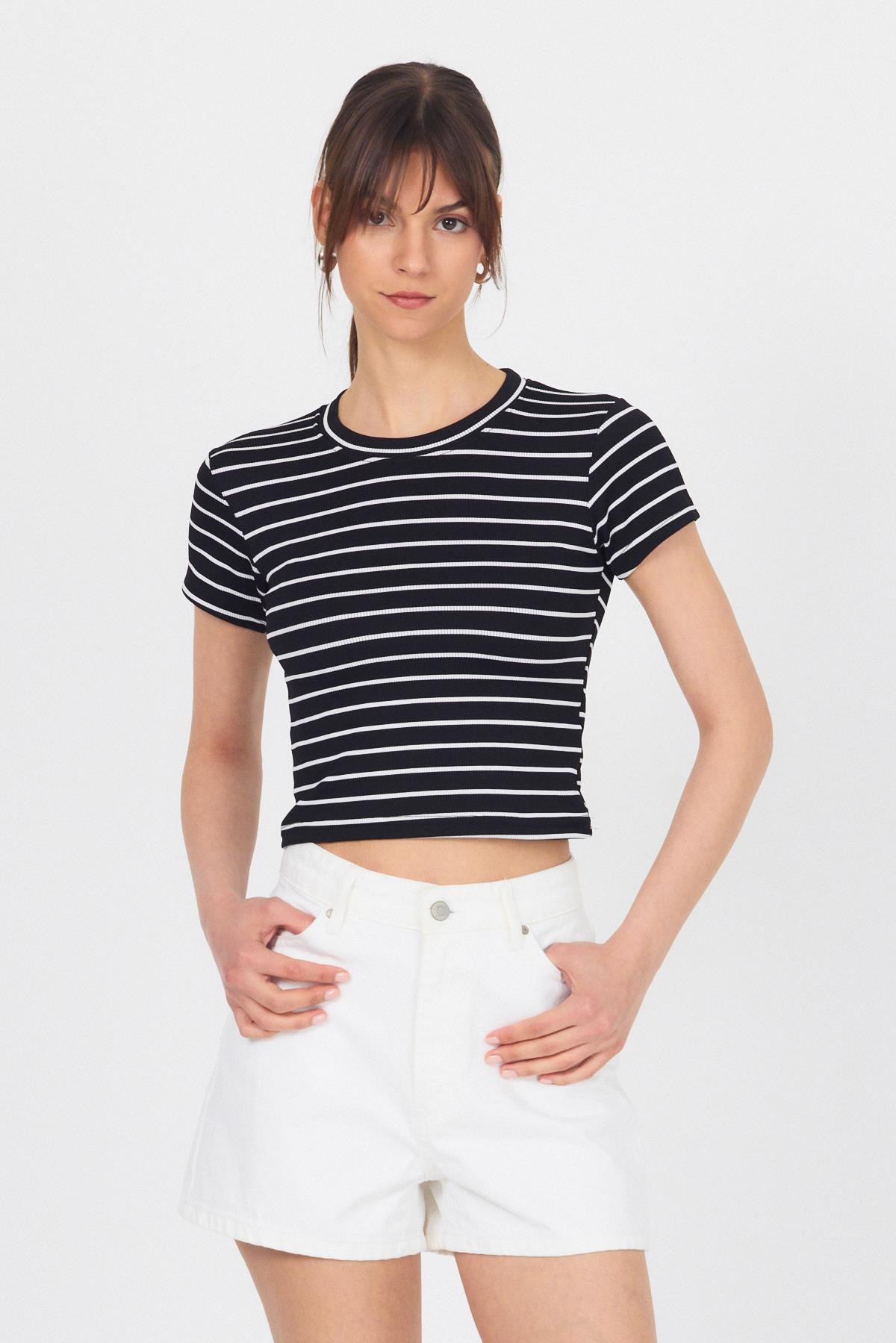 Kadın Tişört-Siyah Bisiklet Yaka Çizgili Crop Tişört 2147-rulem
