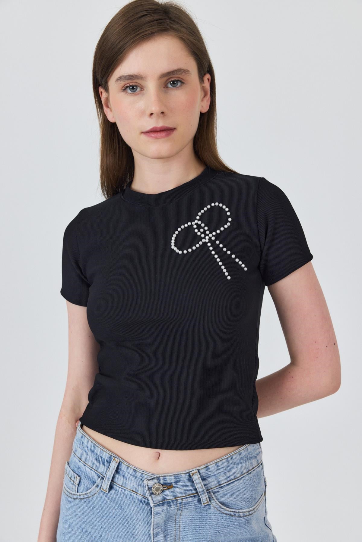 Kadın Tişört-Siyah İnci Kurdele İşlemeli Crop Slim Fit Tişört 2229-rulem