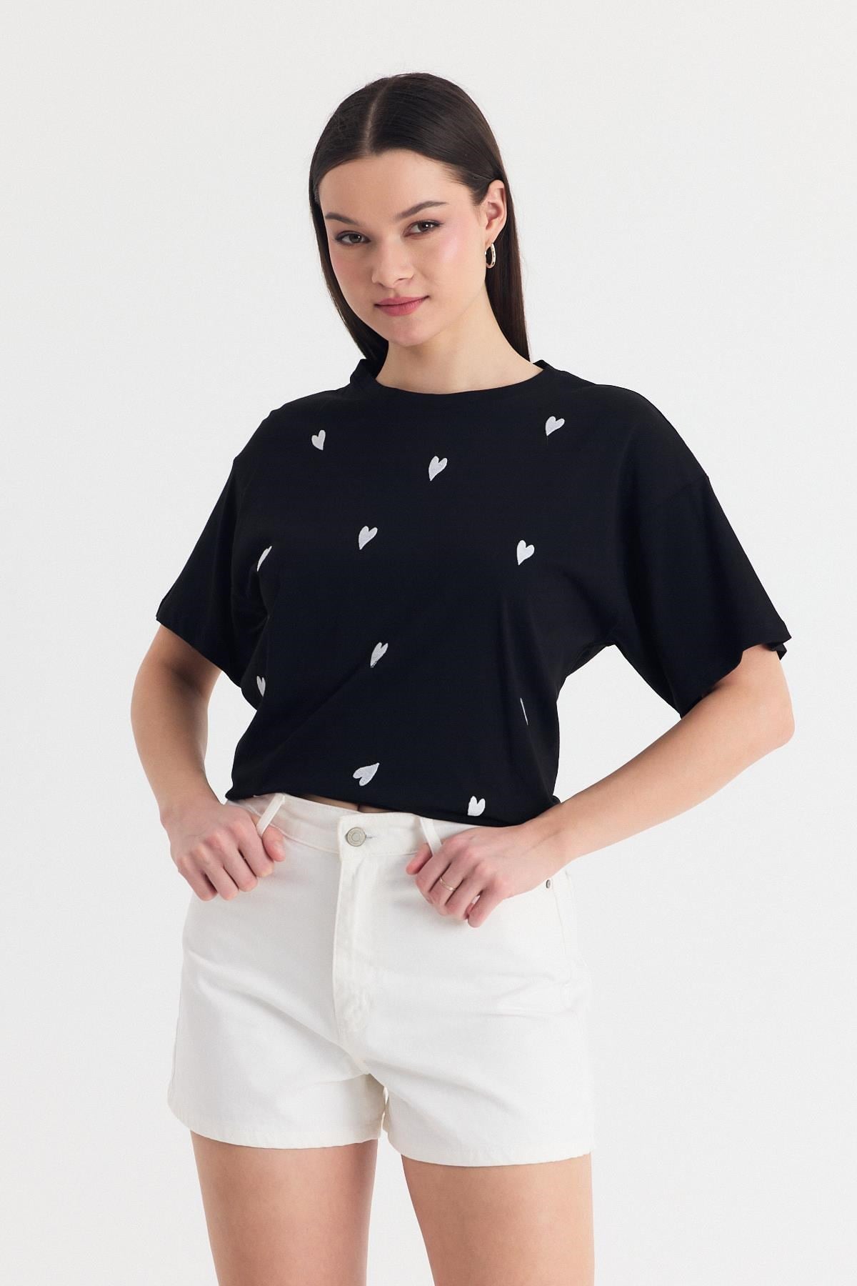 Kadın Tişört-Siyah Kalp Nakışlı Detay Oversize Tişört 2150-11-rulem