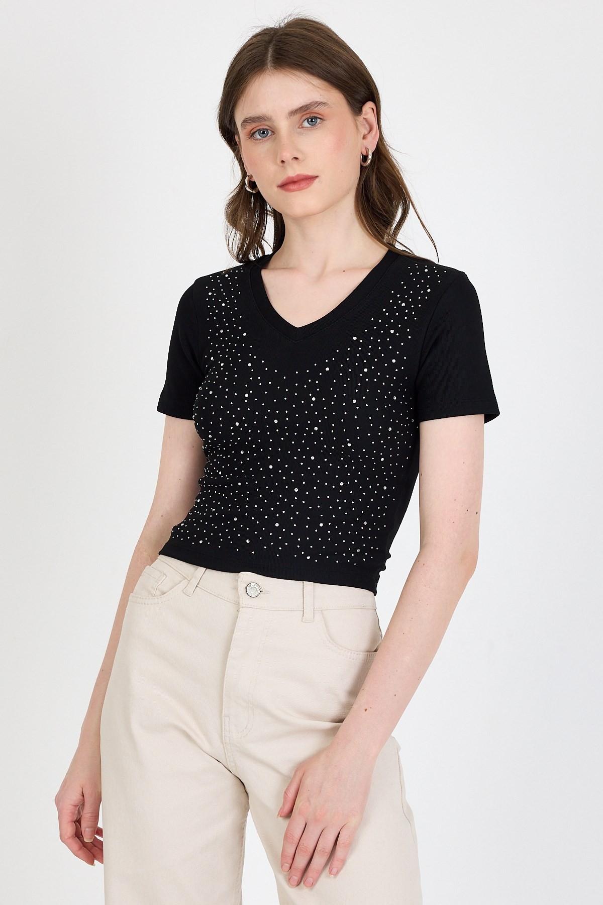 Kadın Tişört-Siyah Taş İşleme Detaylı V Yaka Slim Fit Tişört 0949-rulem