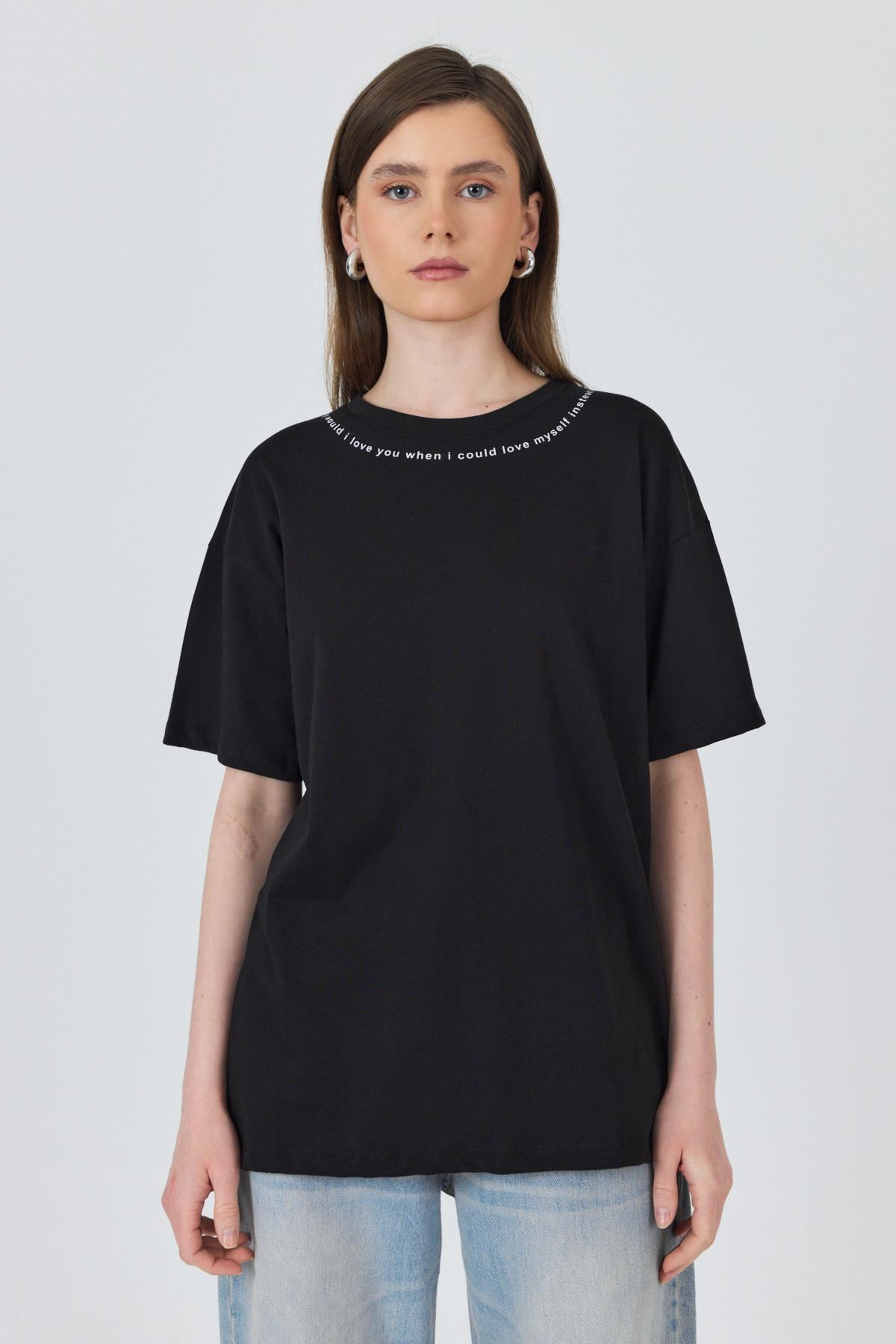 Kadın Tişört-Siyah Yaka Yazı Baskılı Oversize Pamuklu Tişört 2150-34M-rulem