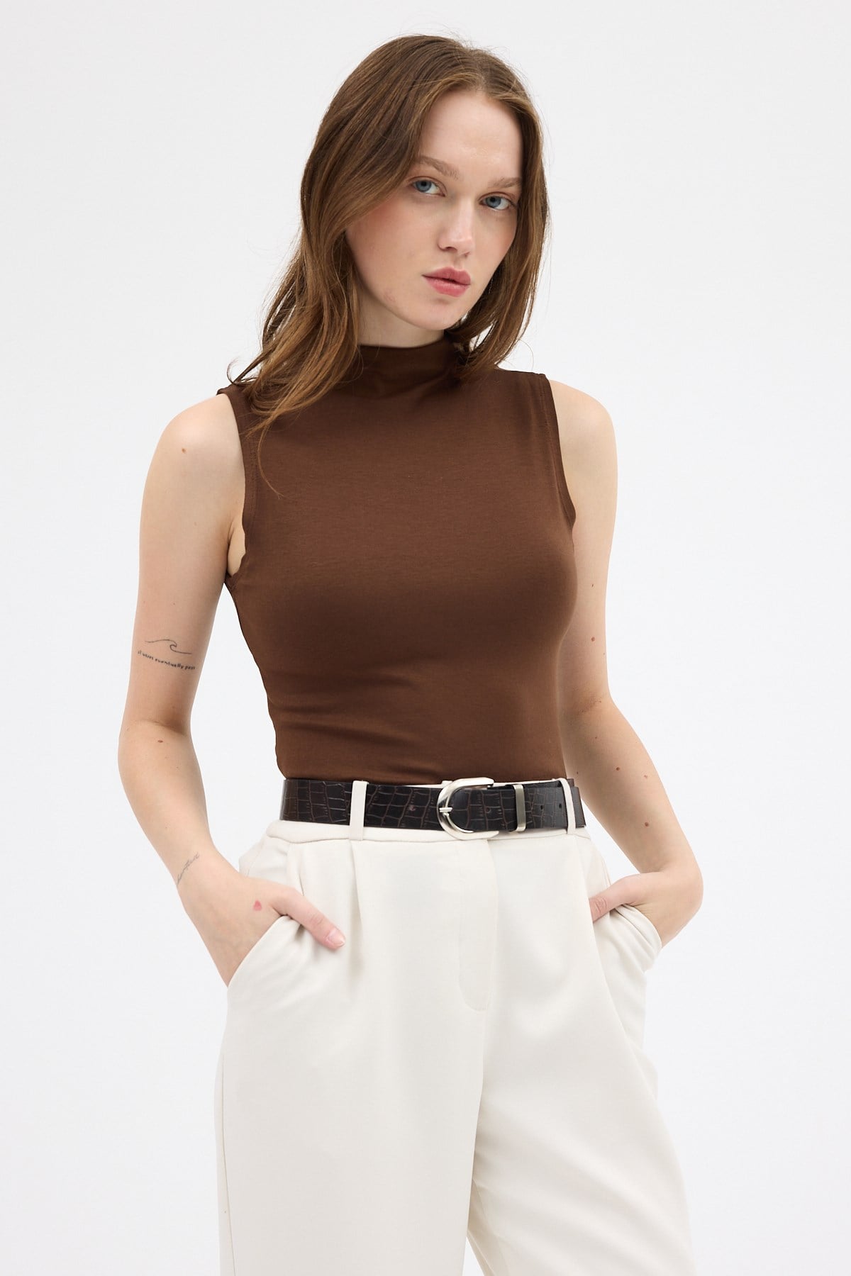 Kahve Kadın Kolsuz Yüksek Yaka Body 8155A