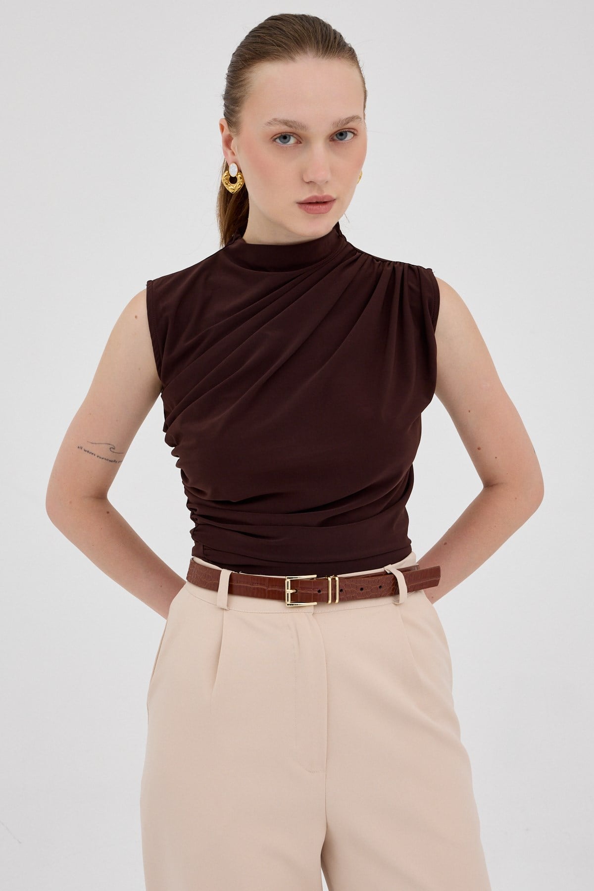 Kahve Kolsuz Büzgülü Sandy Bluz 2430