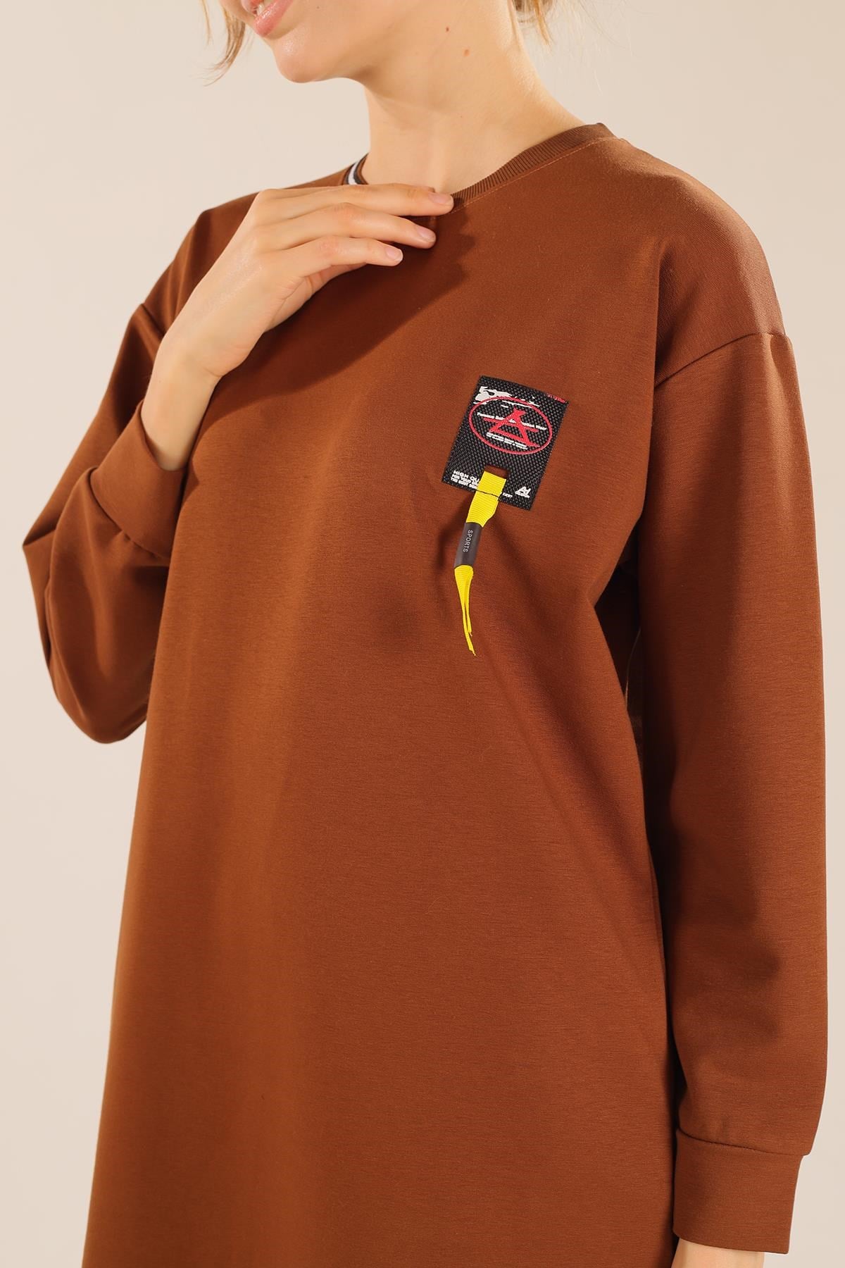 Kahve Yaka Şerit Arma Detay Sweat 2684