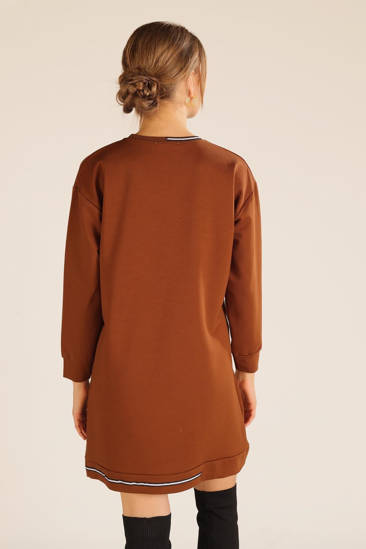 Kahve Yaka Şerit Arma Detay Sweat 2684
