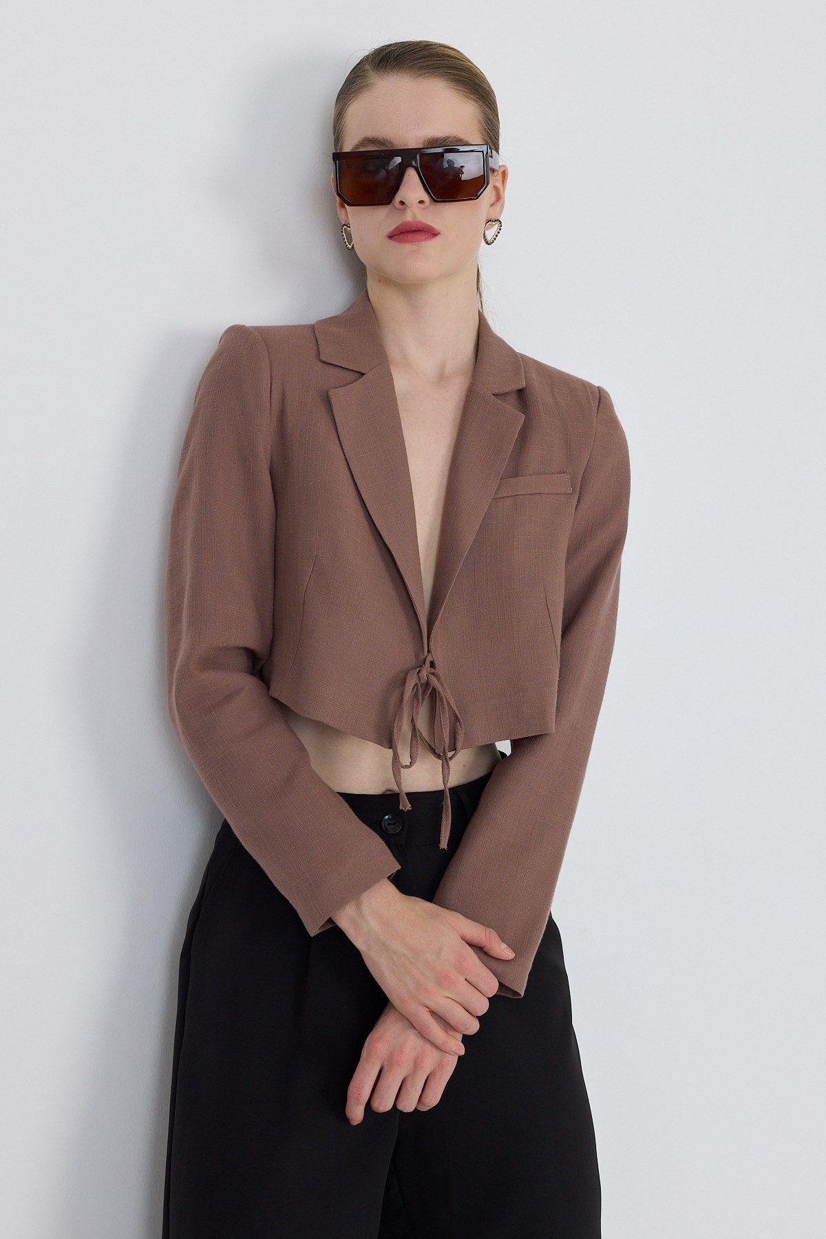 Kahverengi Keten Görünümlü %100 Pamuk Bağlama Detaylı Crop Blazer Ceket 7070