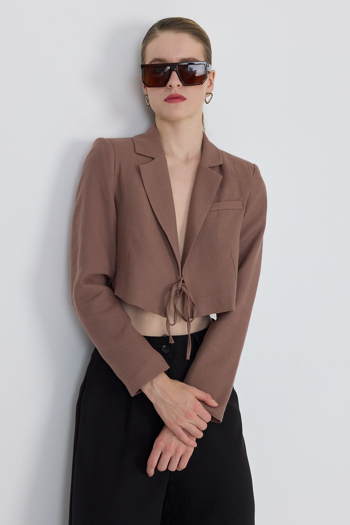 Kahverengi Keten Görünümlü %100 Pamuk Bağlama Detaylı Crop Blazer Ceket 7070