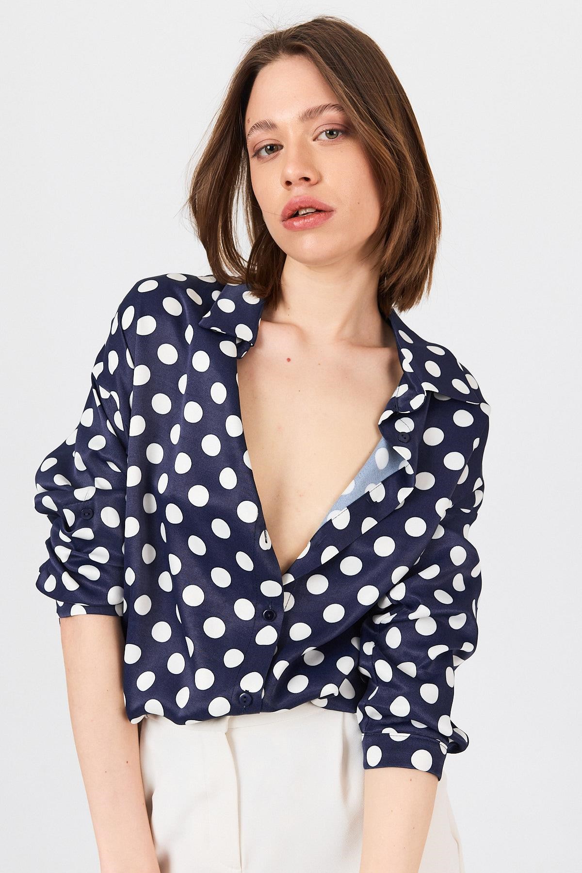 Laci Puantiye Desen Oversize Saten Gömlek 9411