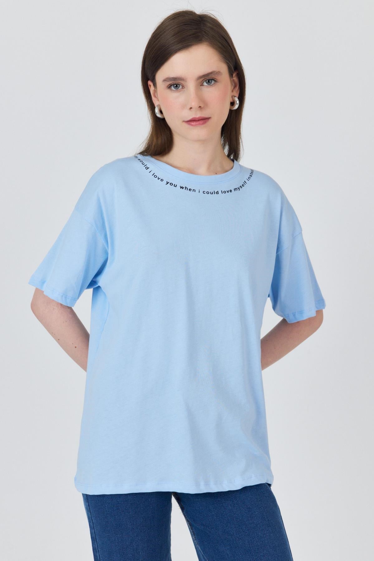 Mavi Yaka Yazı Baskılı Oversize Pamuklu Tişört 2150-34M