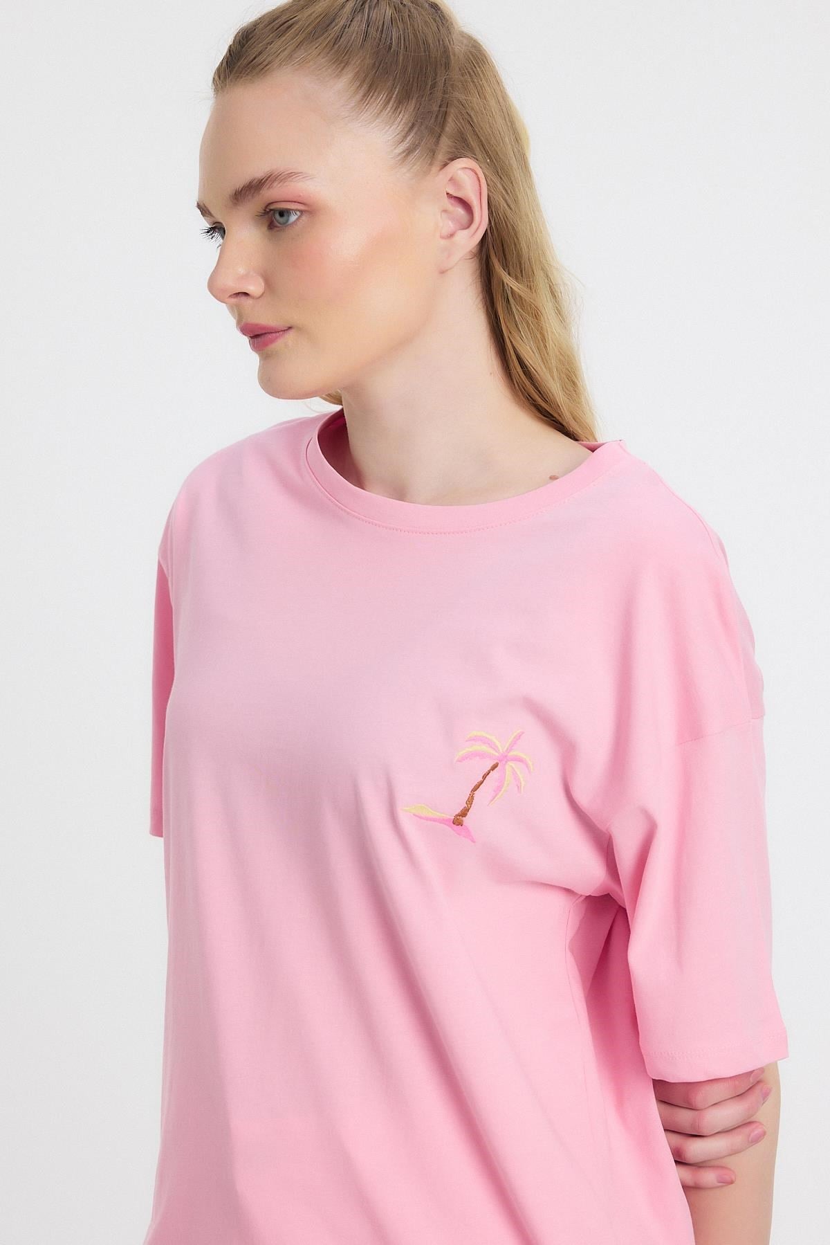 Pembe Bisiklet Yaka Nakışlı Tişört 2150-16M