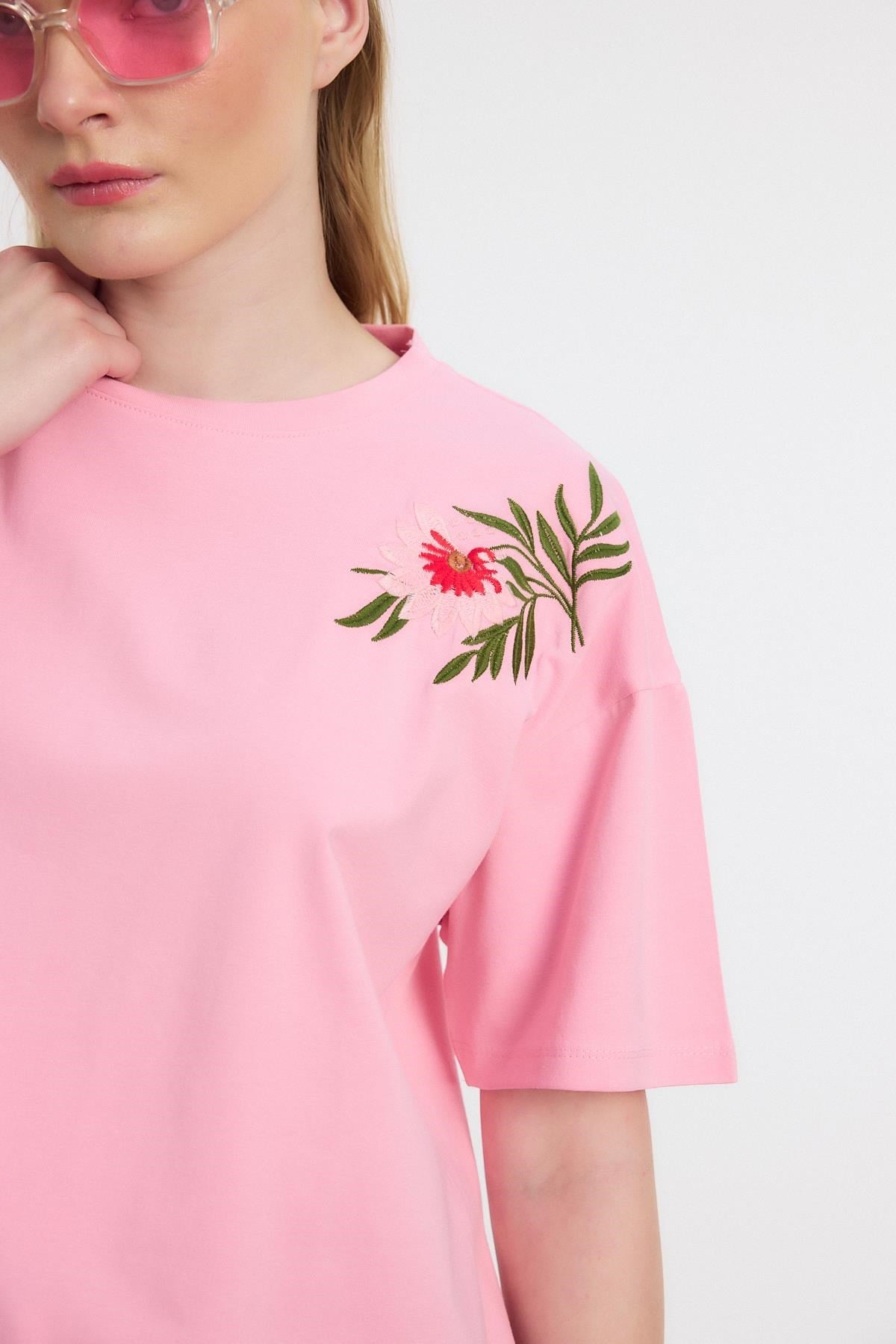 Pembe Çiçek Nakışlı Tişört 2150-21M