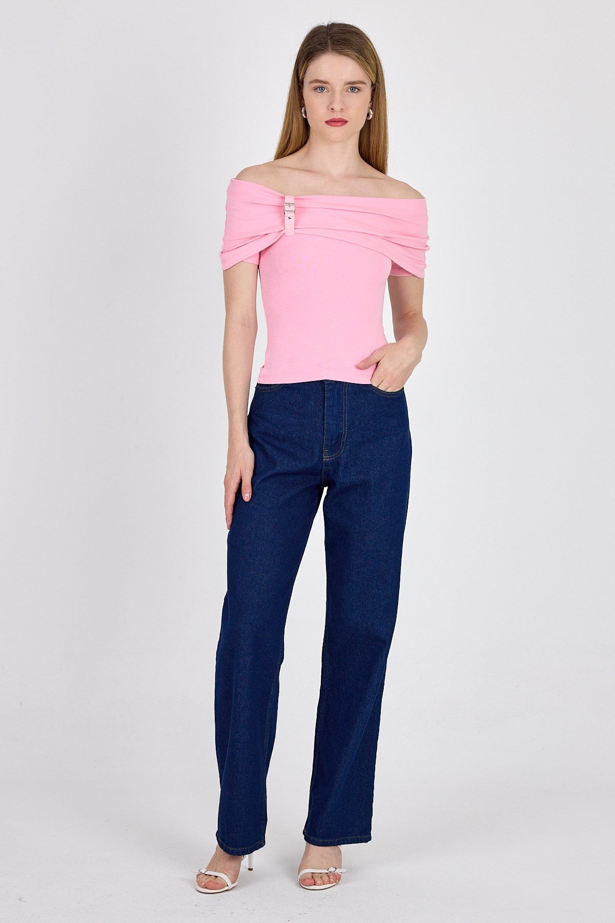 Pembe Viskoz/Yumuşak Kumaş Madonna Yaka Toka Detaylı Bluz 1475