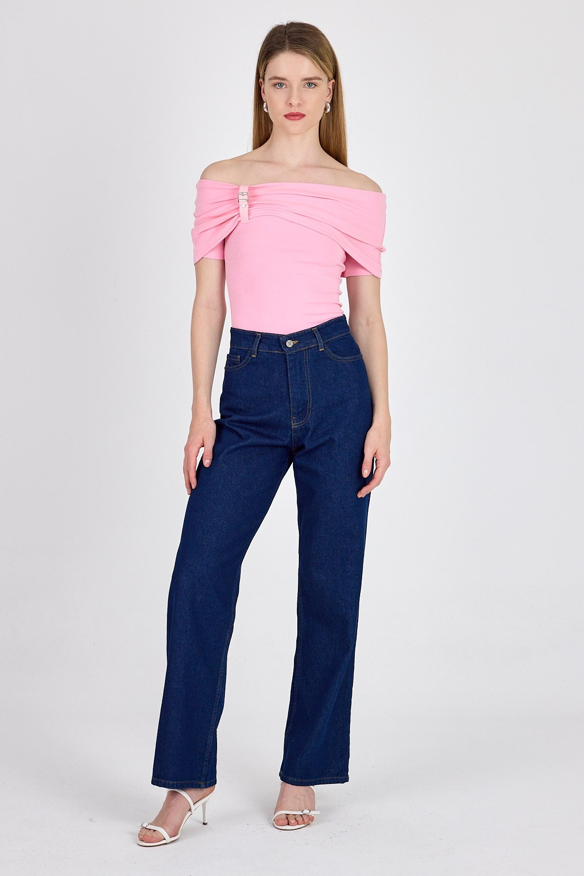 Pembe Viskoz/Yumuşak Kumaş Madonna Yaka Toka Detaylı Bluz 1475
