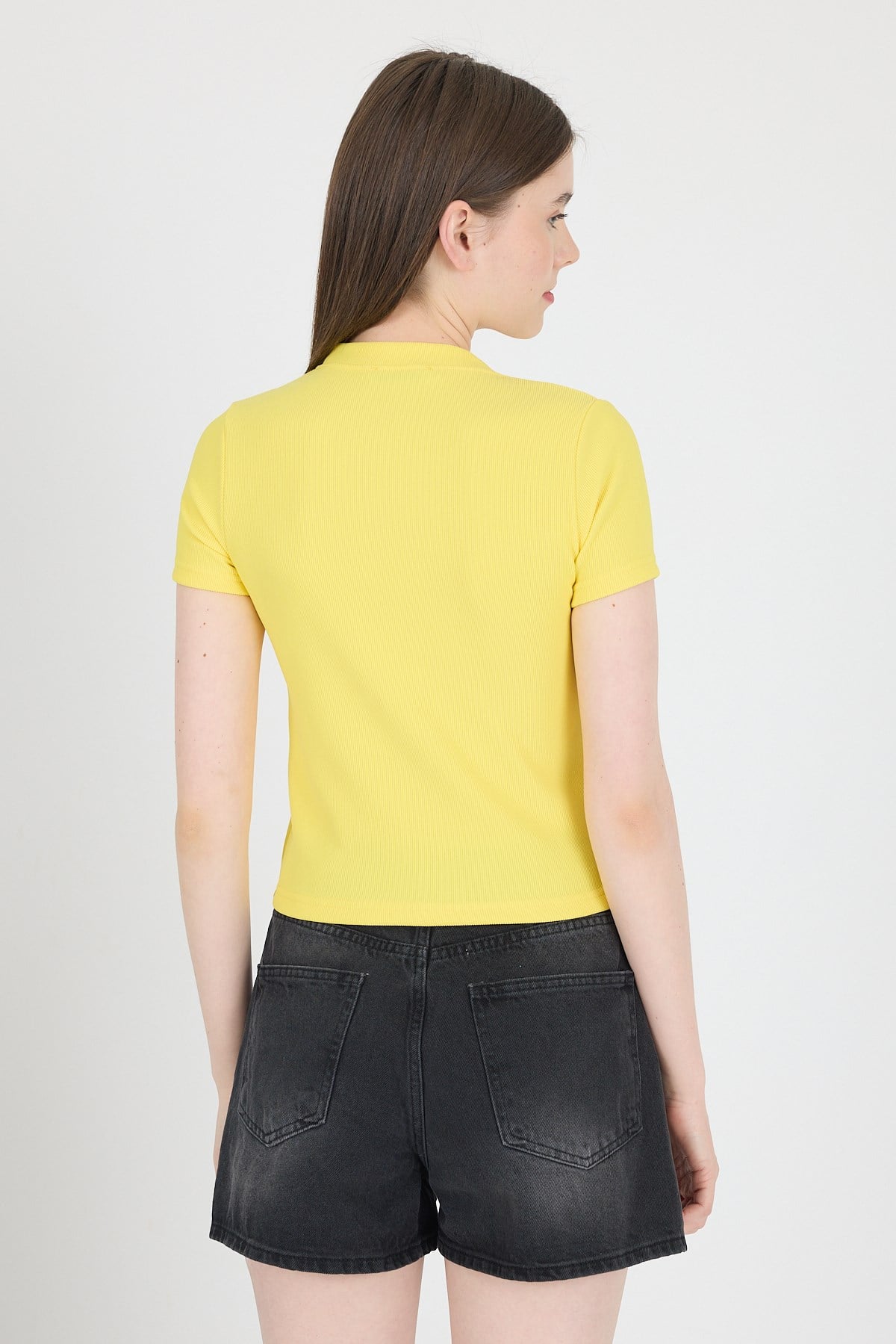 Sarı İnci Kurdele İşlemeli Crop Slim Fit Tişört 2229
