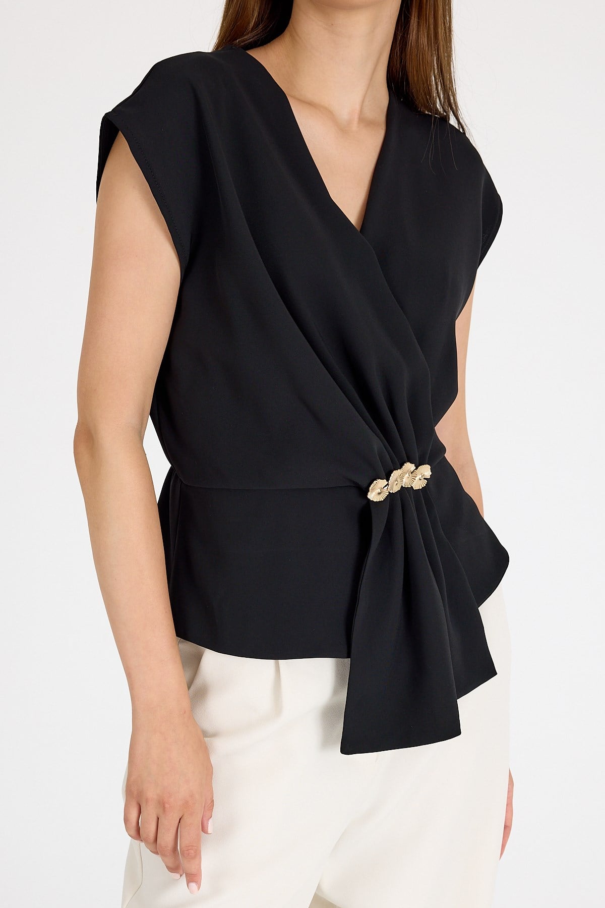 Siyah Aksesuar Detaylı V Yaka Drape Bluz 251178