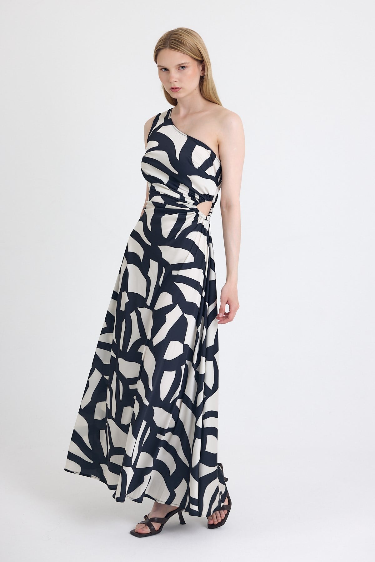 Siyah-Bej Tek Omuz Desenli Maxi Elbise 231660