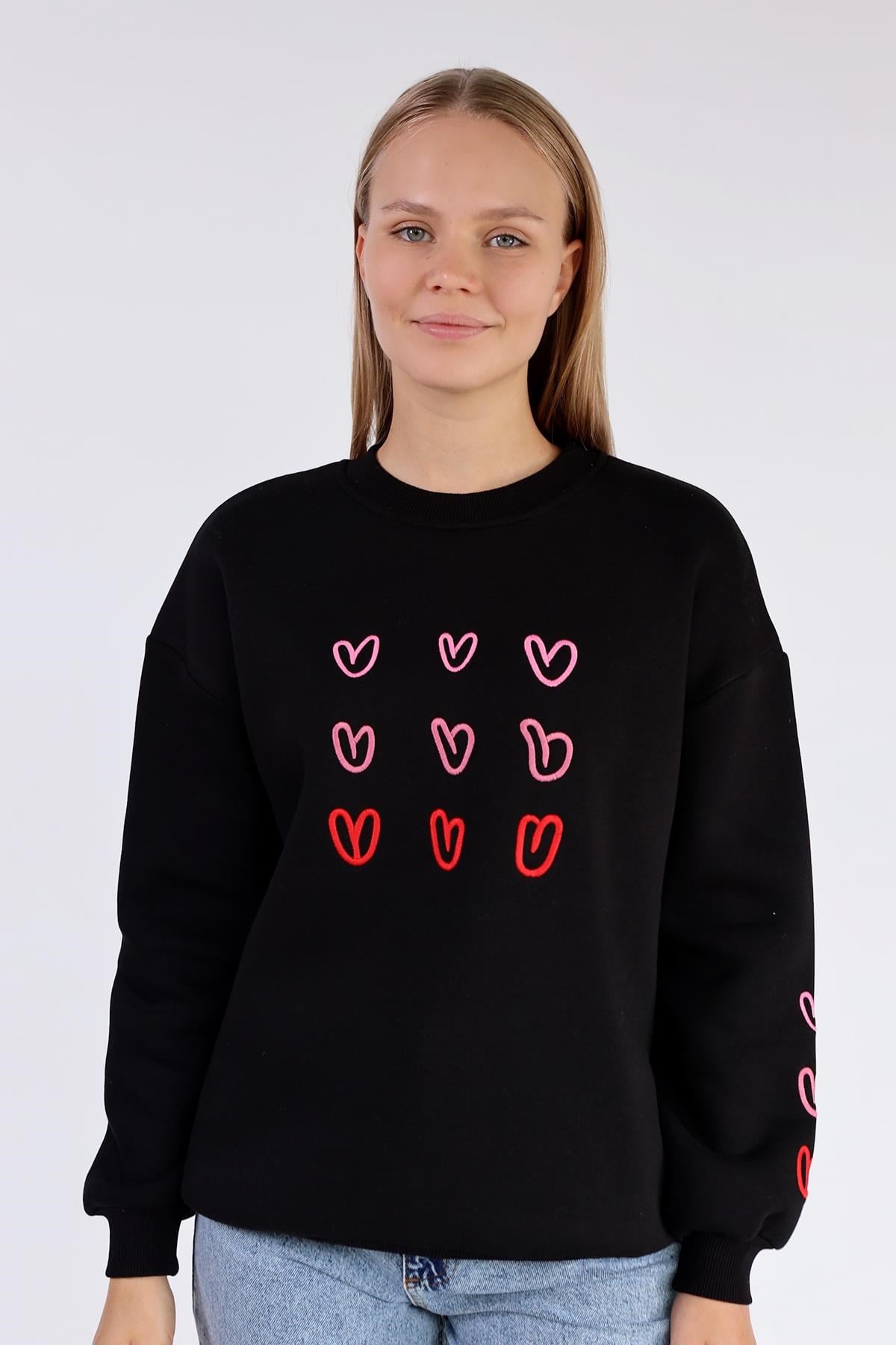 Siyah Bisiklet Yaka Kalp Nakışlı Sweat 9175M