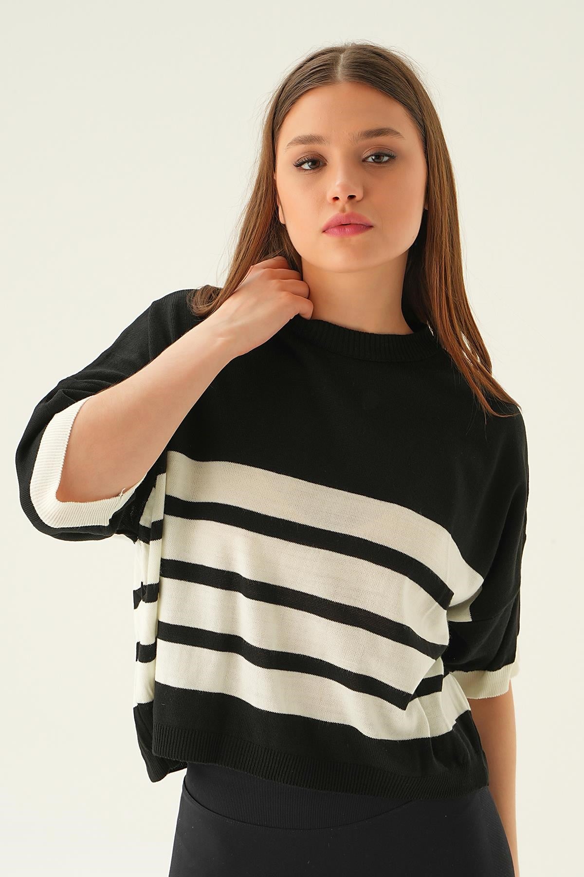 Siyah Çizgi Detay Oversize Tişört 1454