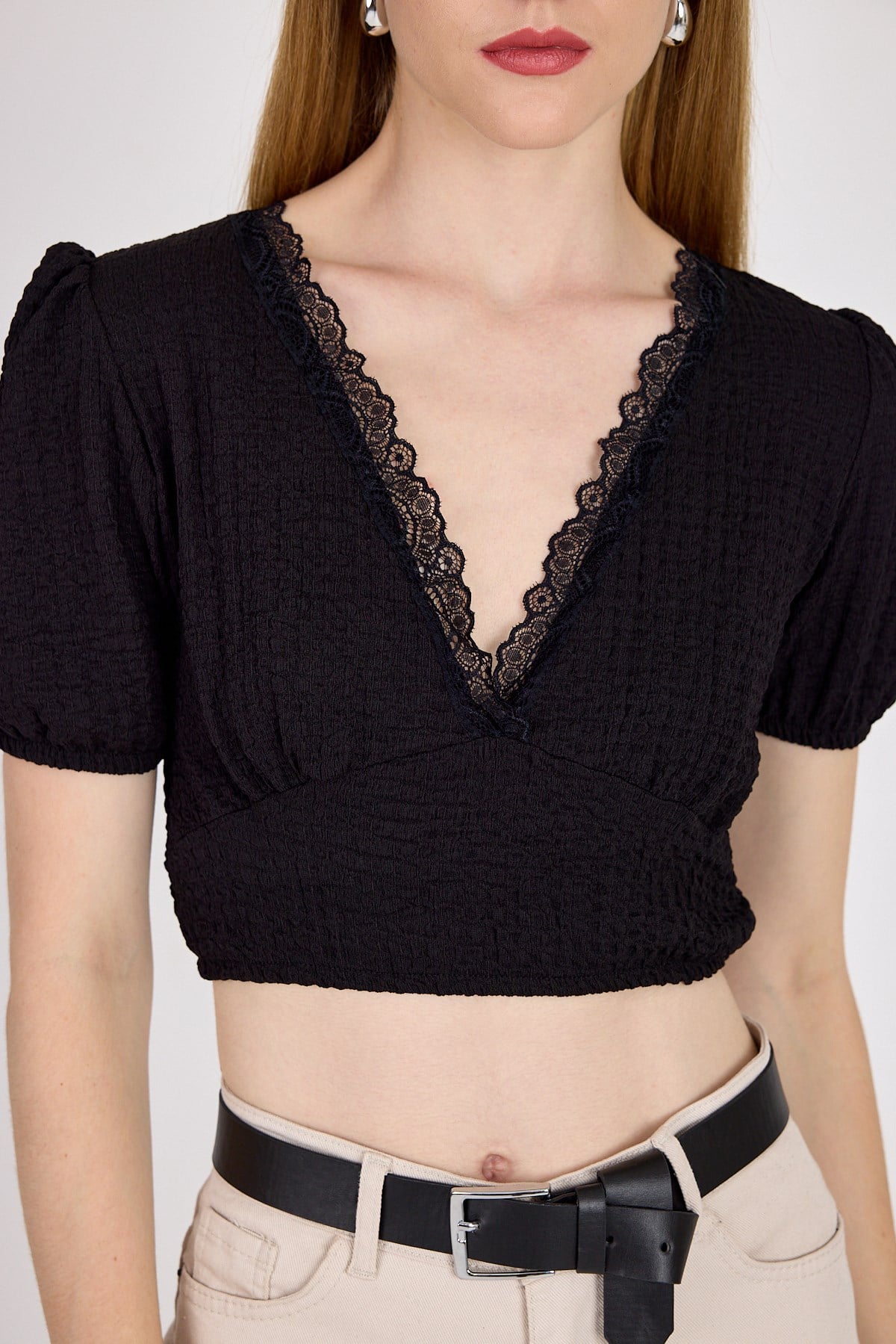 Siyah Dantel Detaylı Bürümcük Kumaş Crop Bluz 2231