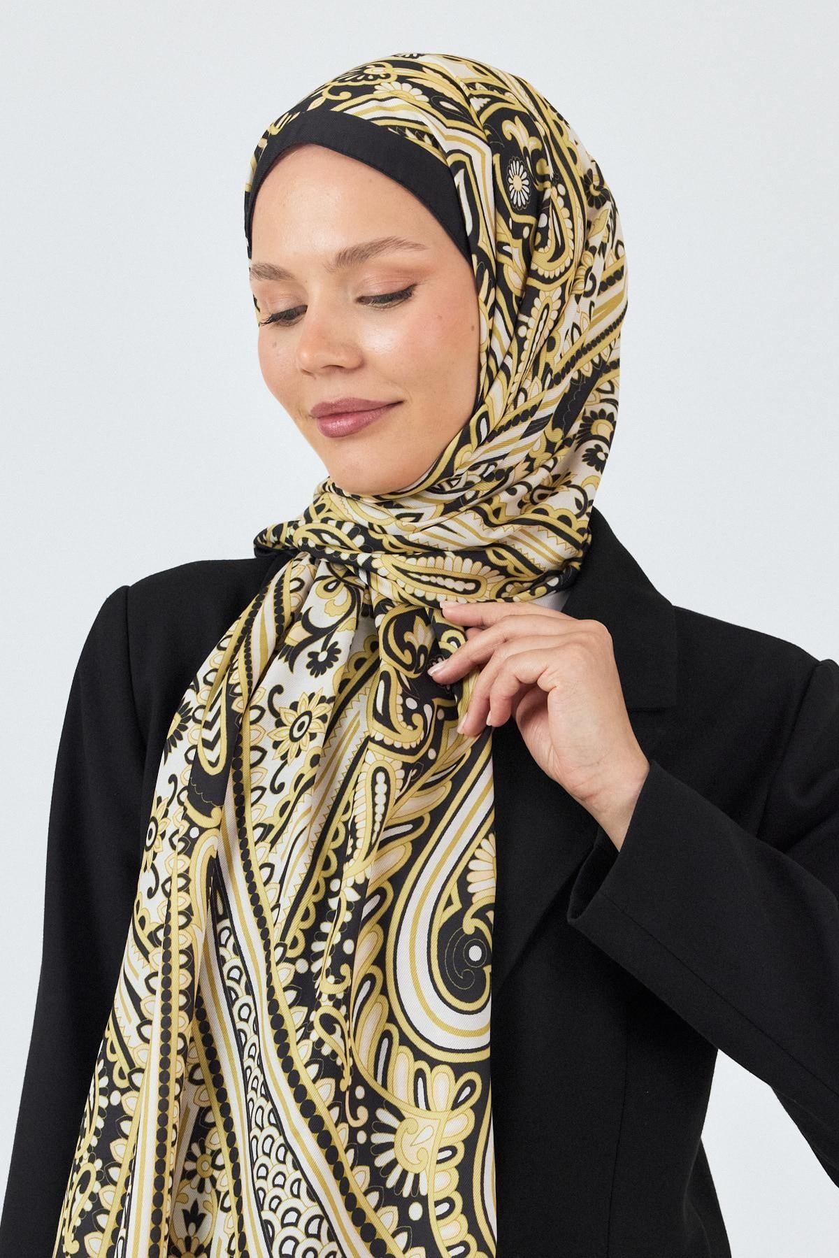 Siyah-Gold Retro Desenli Şal 5684