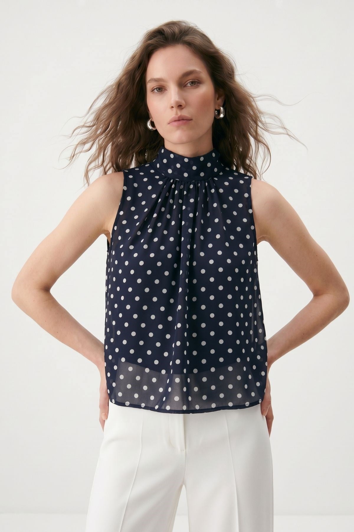 Siyah Halter Yaka Puantiyeli Şifon Bluz 2932