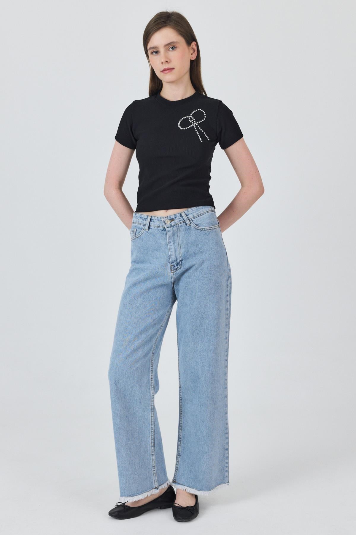 Siyah İnci Kurdele İşlemeli Crop Slim Fit Tişört 2229