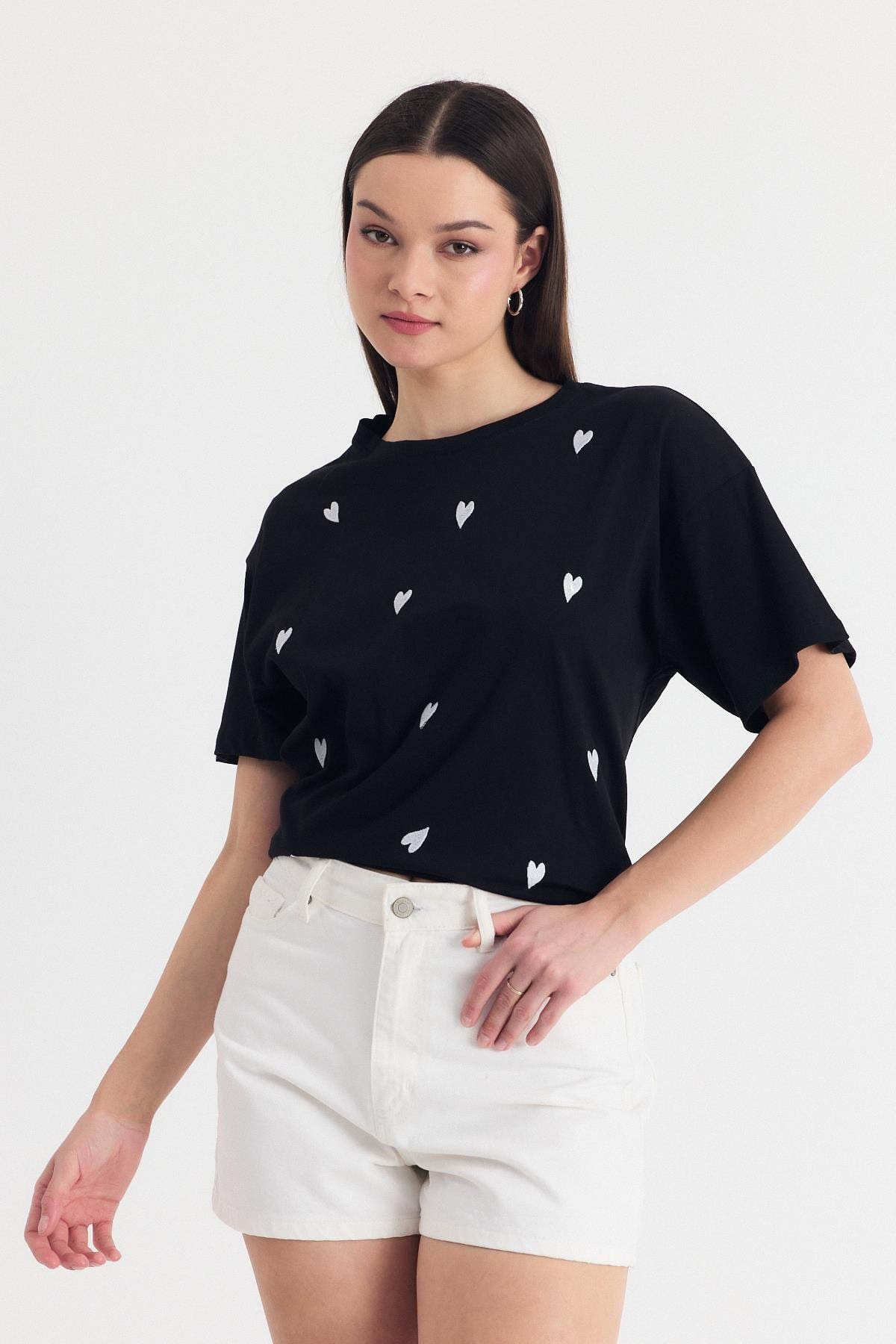 Siyah Kalp Nakışlı Detay Oversize Tişört 2150-11