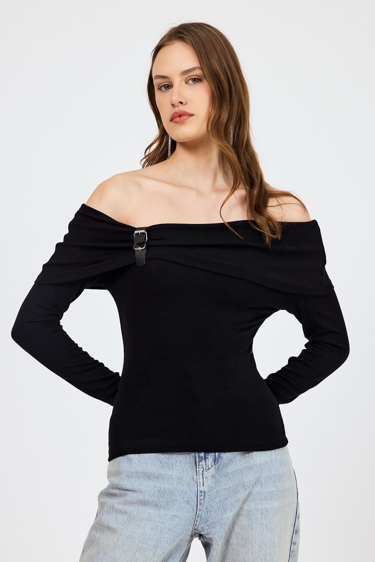 Siyah Madonna Yaka Toka Detaylı Bluz 1465