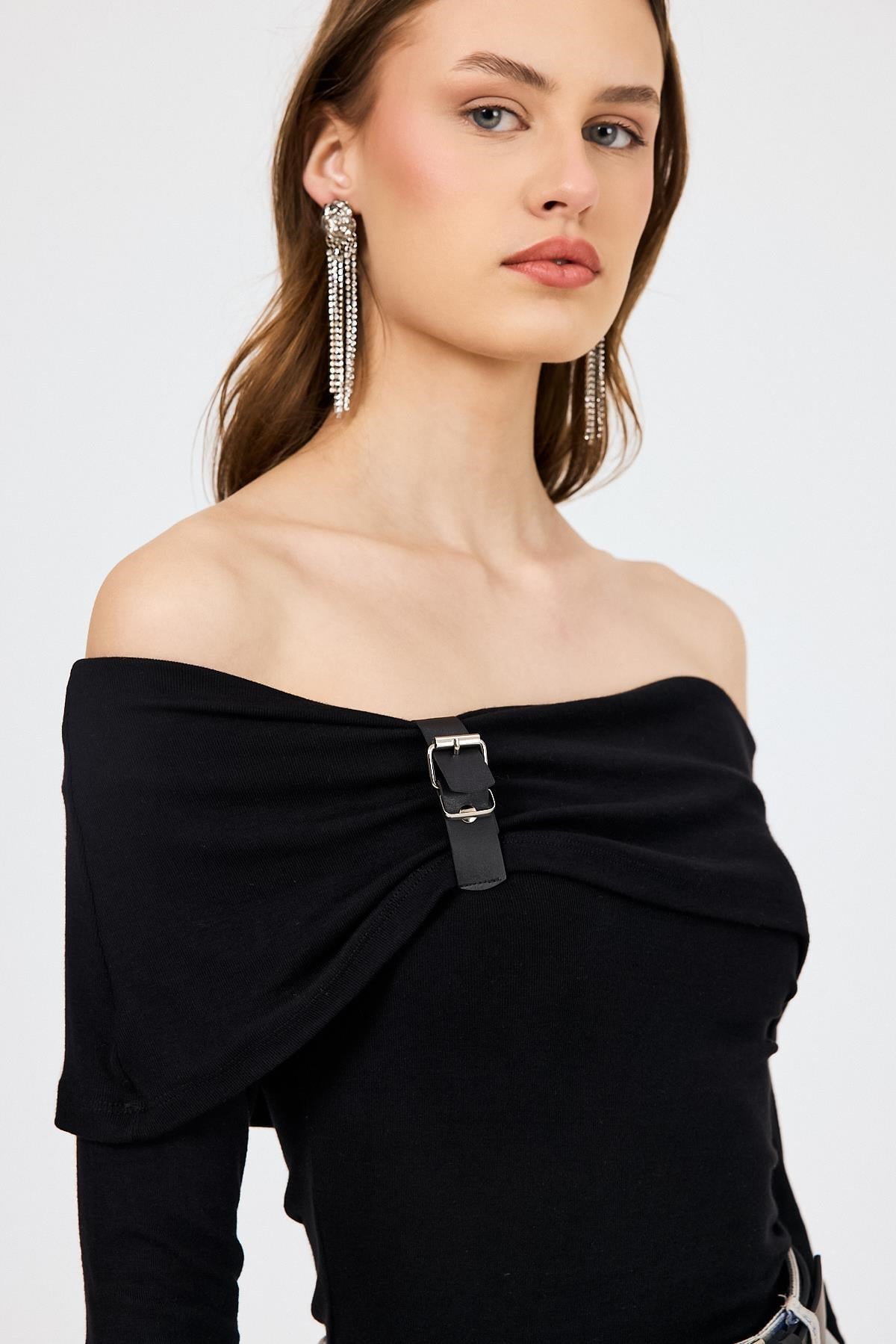 Siyah Madonna Yaka Toka Detaylı Bluz 1465