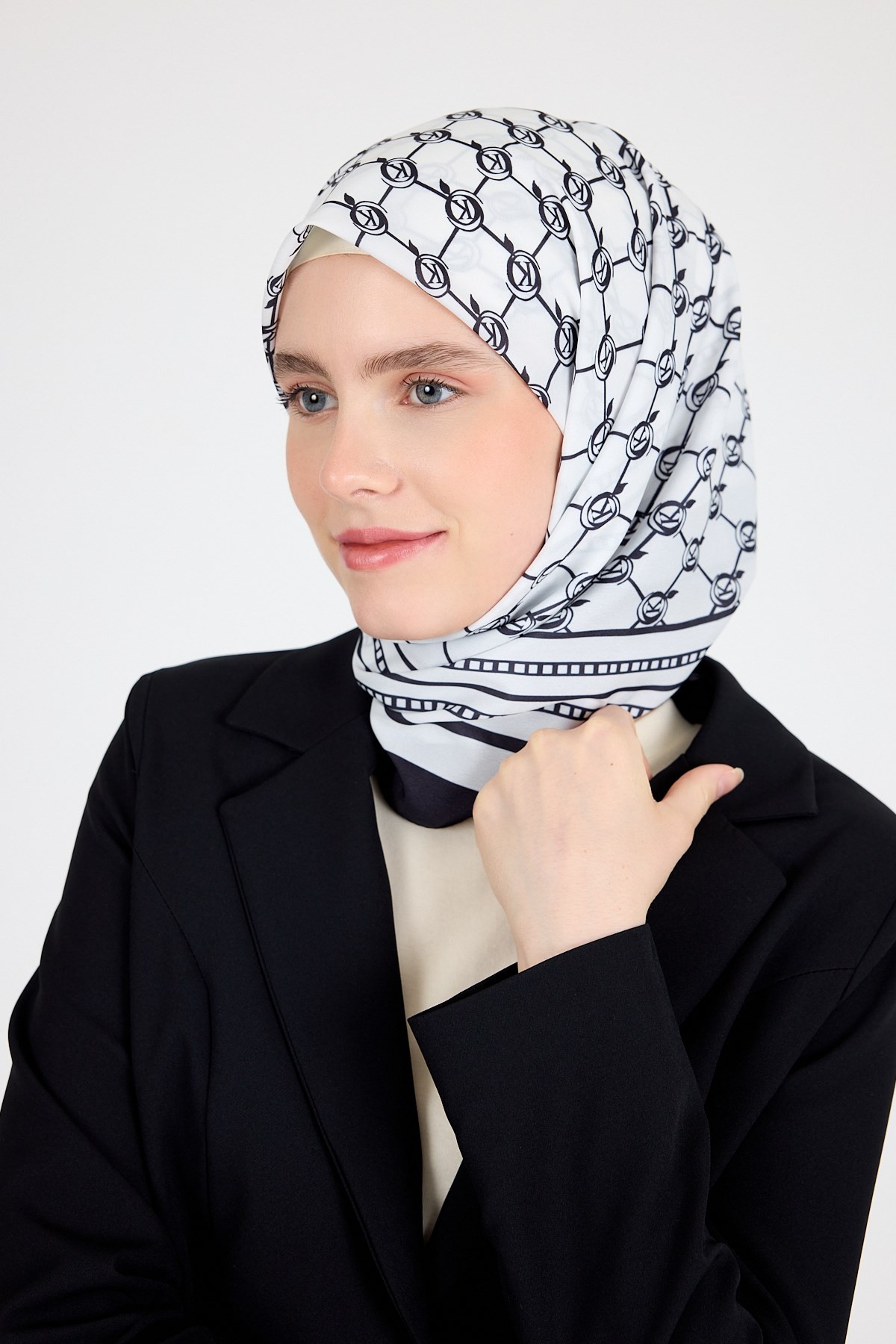 Siyah Monogram Desenli Eşarp 3015